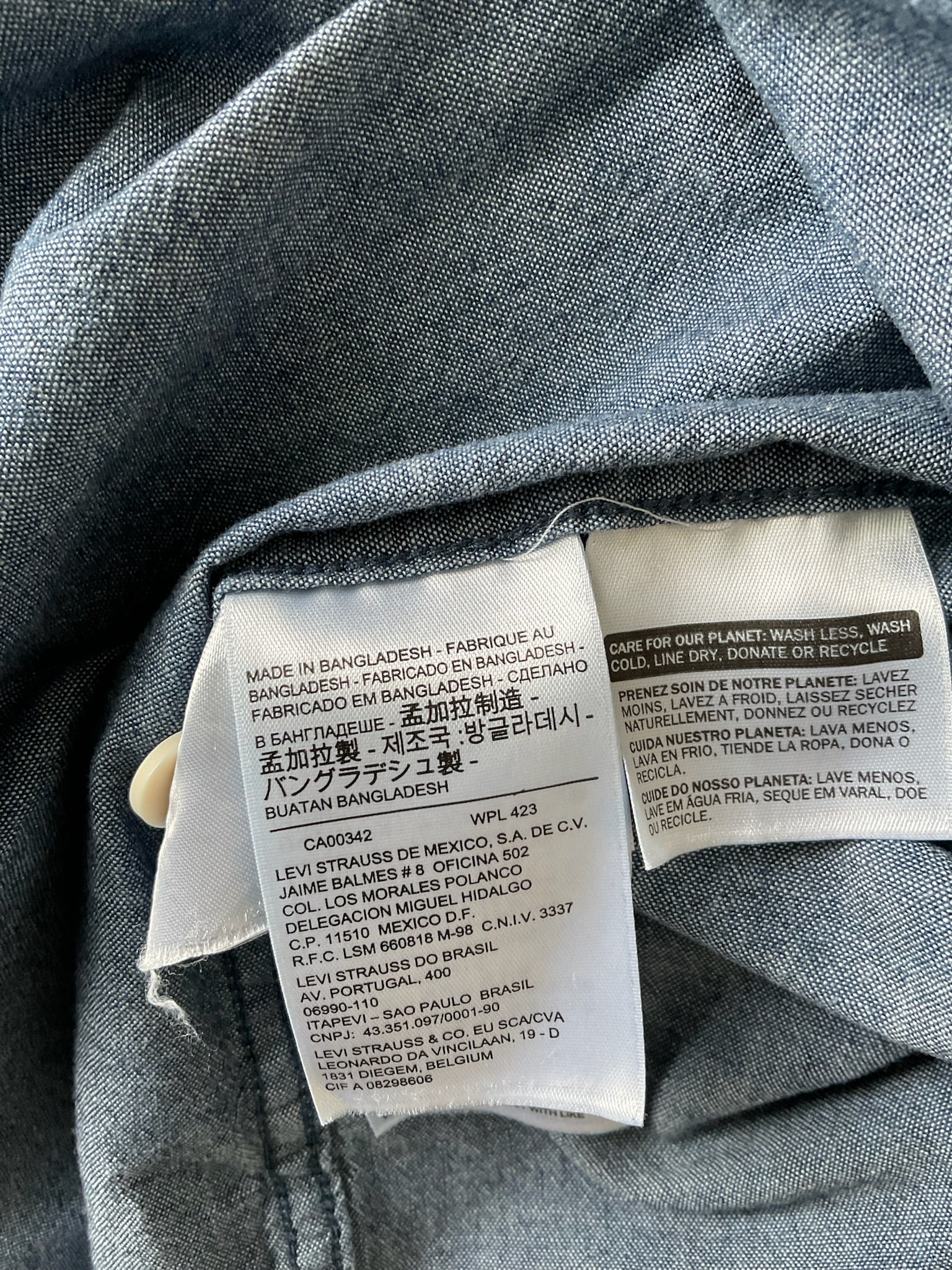 Levi's Men's Classic Worker Denim Button Up Shirt. Large