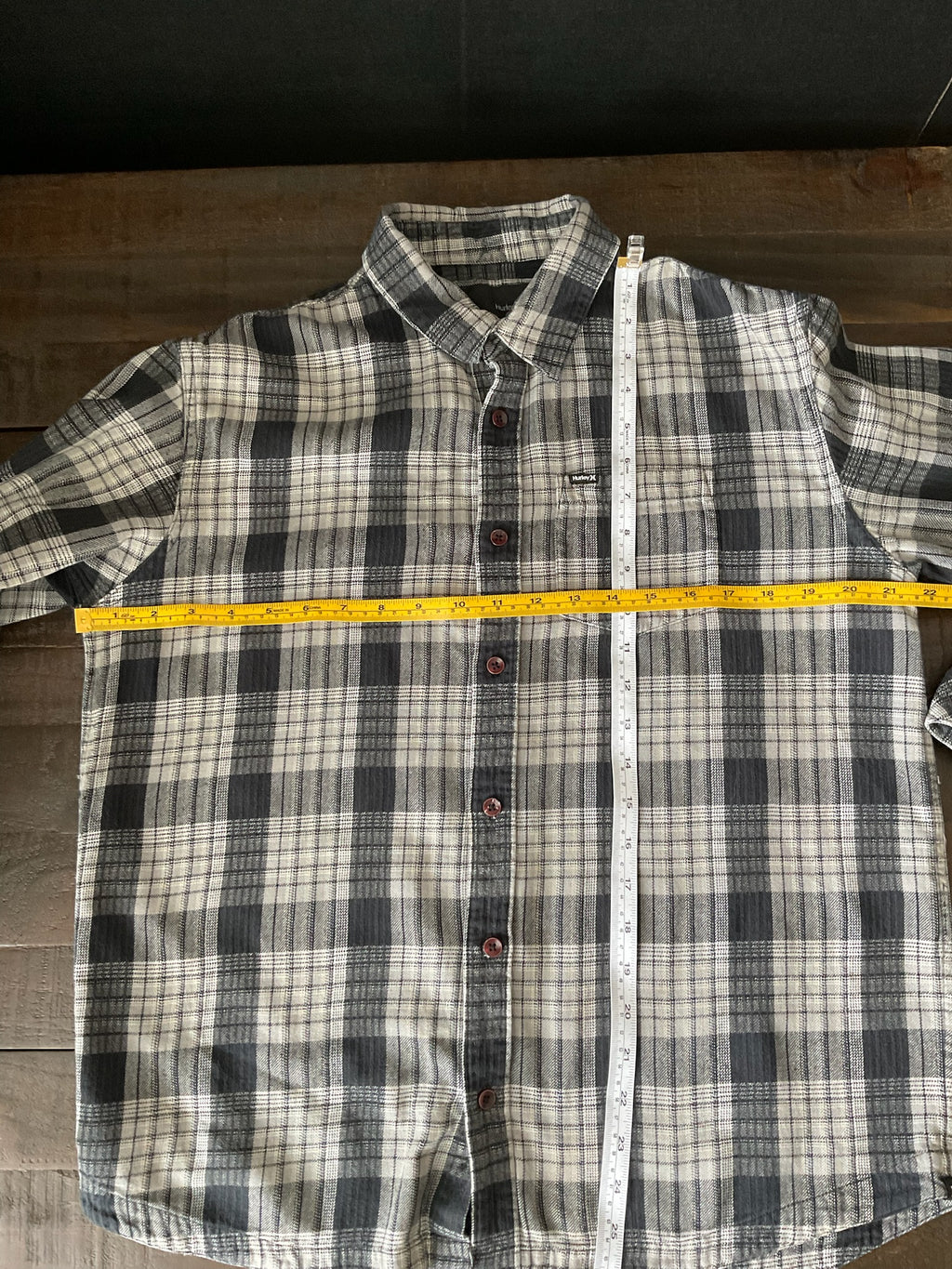 Hurley Men's Plaid Flannel Button Up Shirt.  Medium 