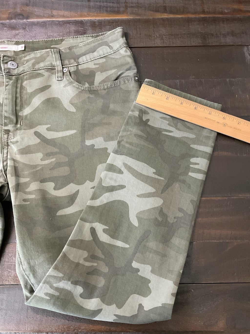 Levi’s 711 Skinny camo jeans in olive green stretch denim. Size 32