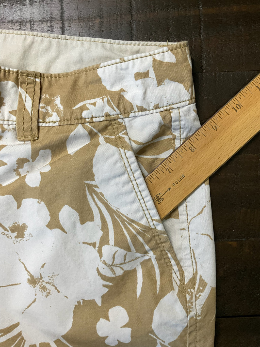 Old Navy Women's Everyday Shorts Size 6   - Tan with Cream Flowers