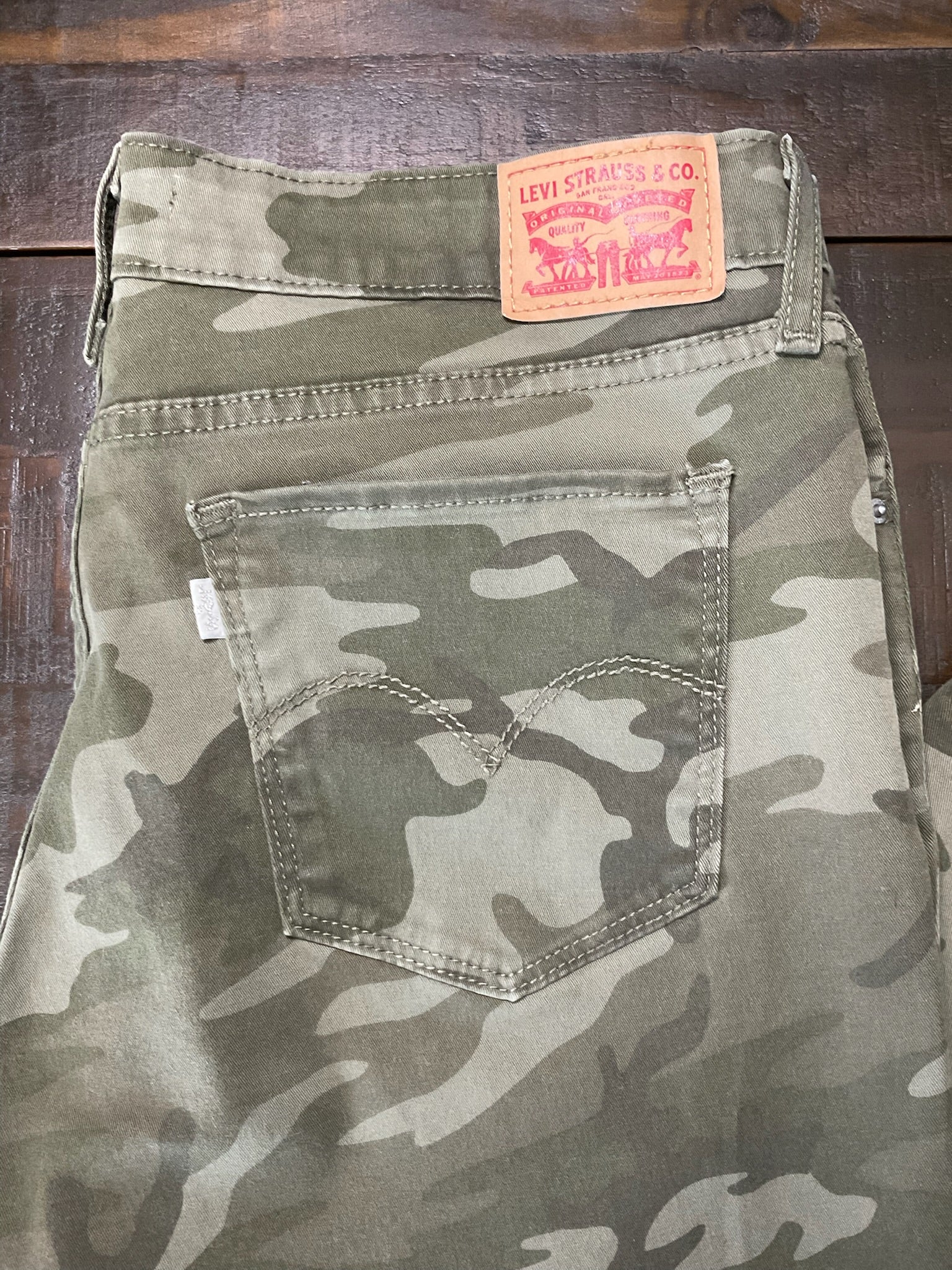 Levi’s 711 Skinny camo jeans in olive green stretch denim. Size 32