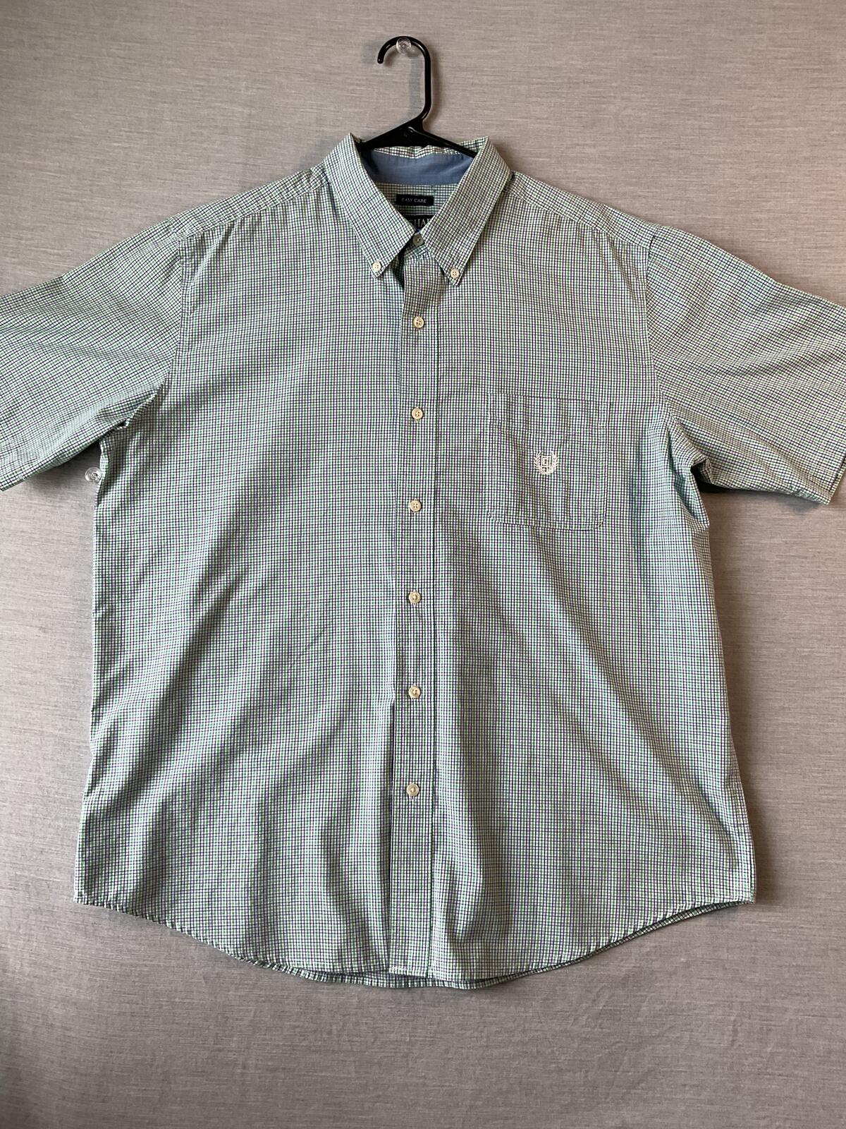 Chaps Men's Short Sleeve Button Up Green, White, Gray Plaid Shirt.