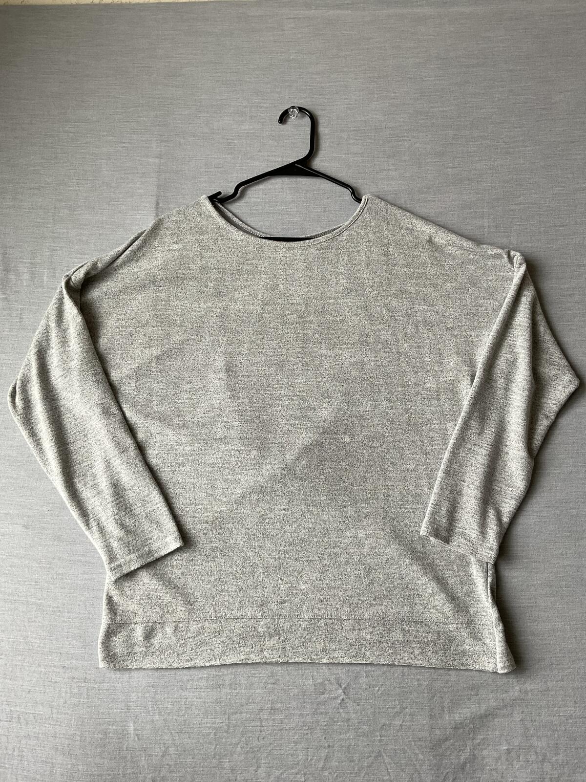 Women's Long Sleeve Cotton Pull Over Shirt Open Back in Gray
