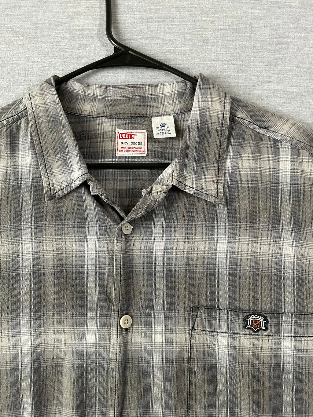 Levi's Dry Goods Men's Long Sleeve Button Up Gray Plaid Shirt.