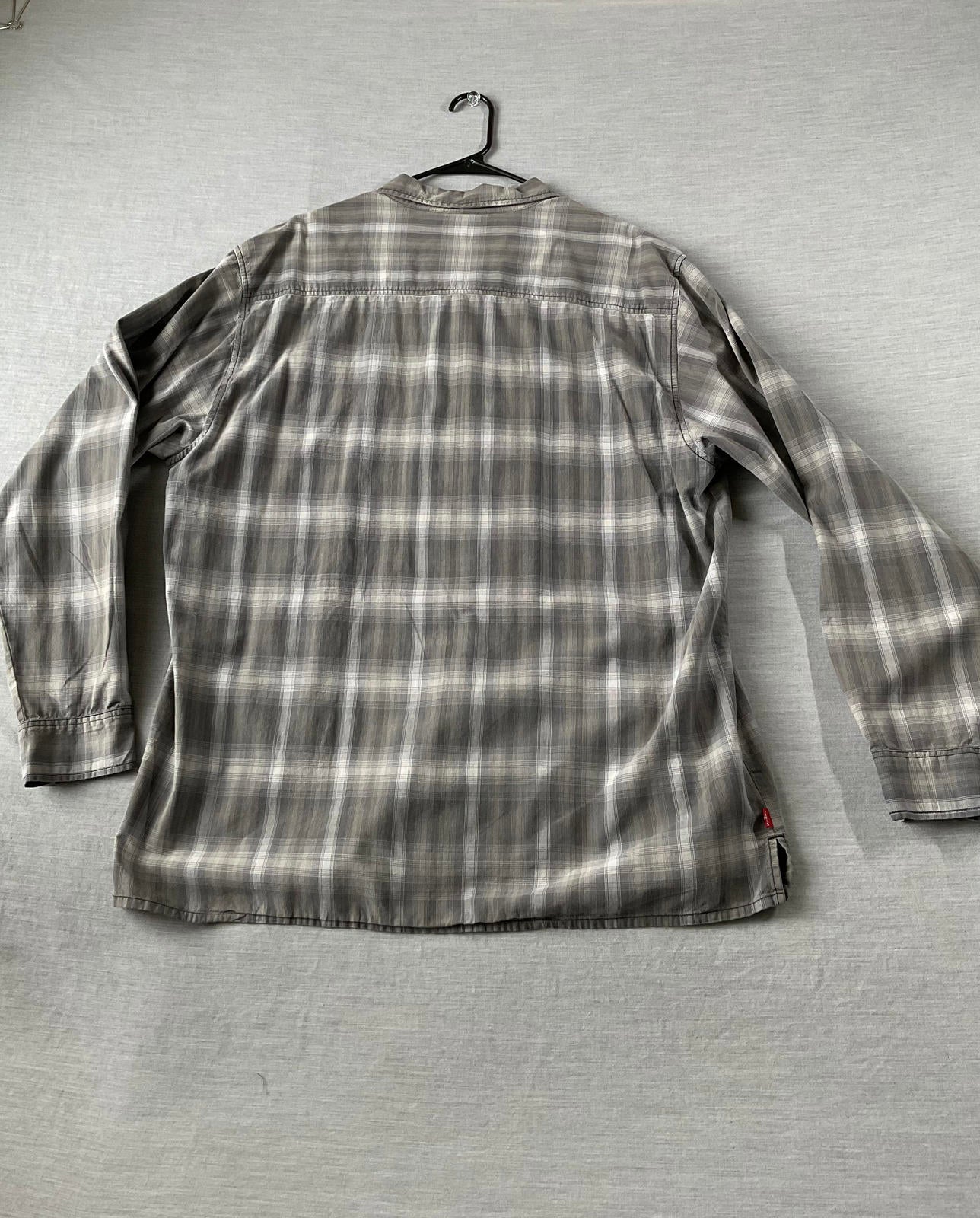 Levi's Dry Goods Men's Long Sleeve Button Up Gray Plaid Shirt.