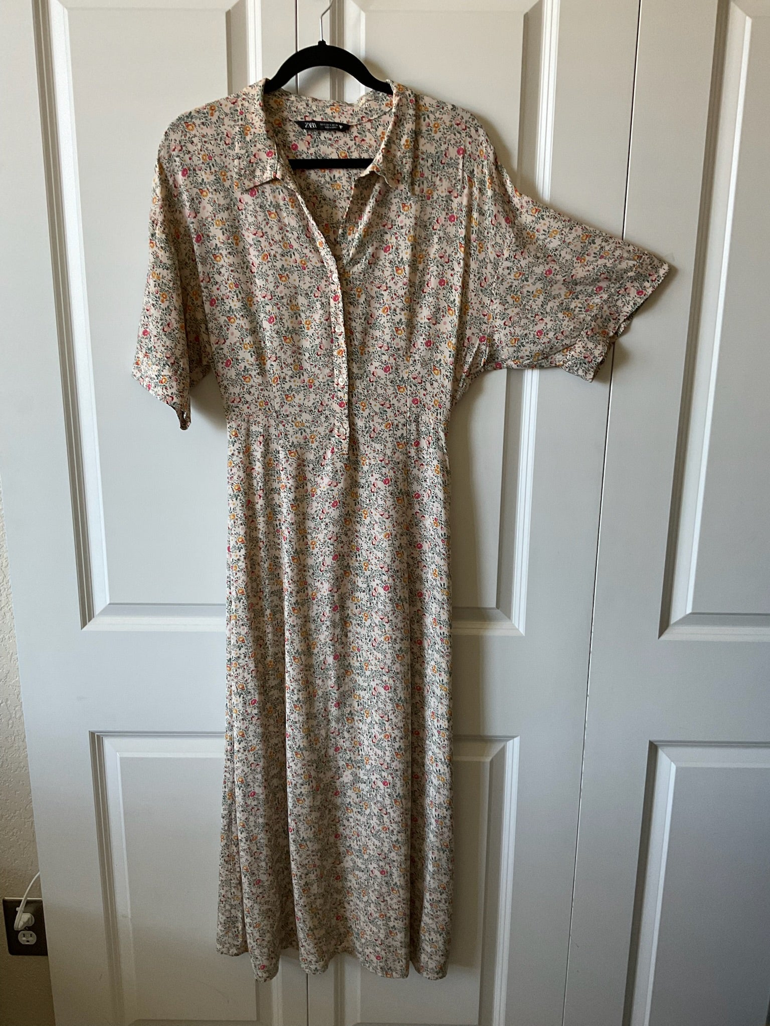 Zara Women's Long Maxi Dress Flowered Print Short Sleeve V-Neck. Size Small