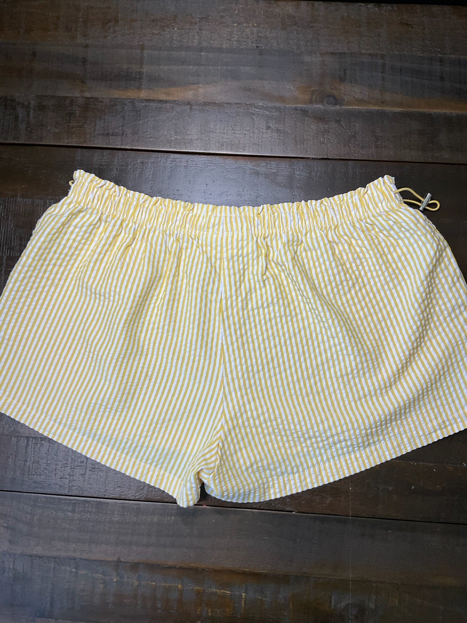 No Boundaries Women's Yellow & White Striped Seersucker Bungee Shorts – Size Large (12/14)