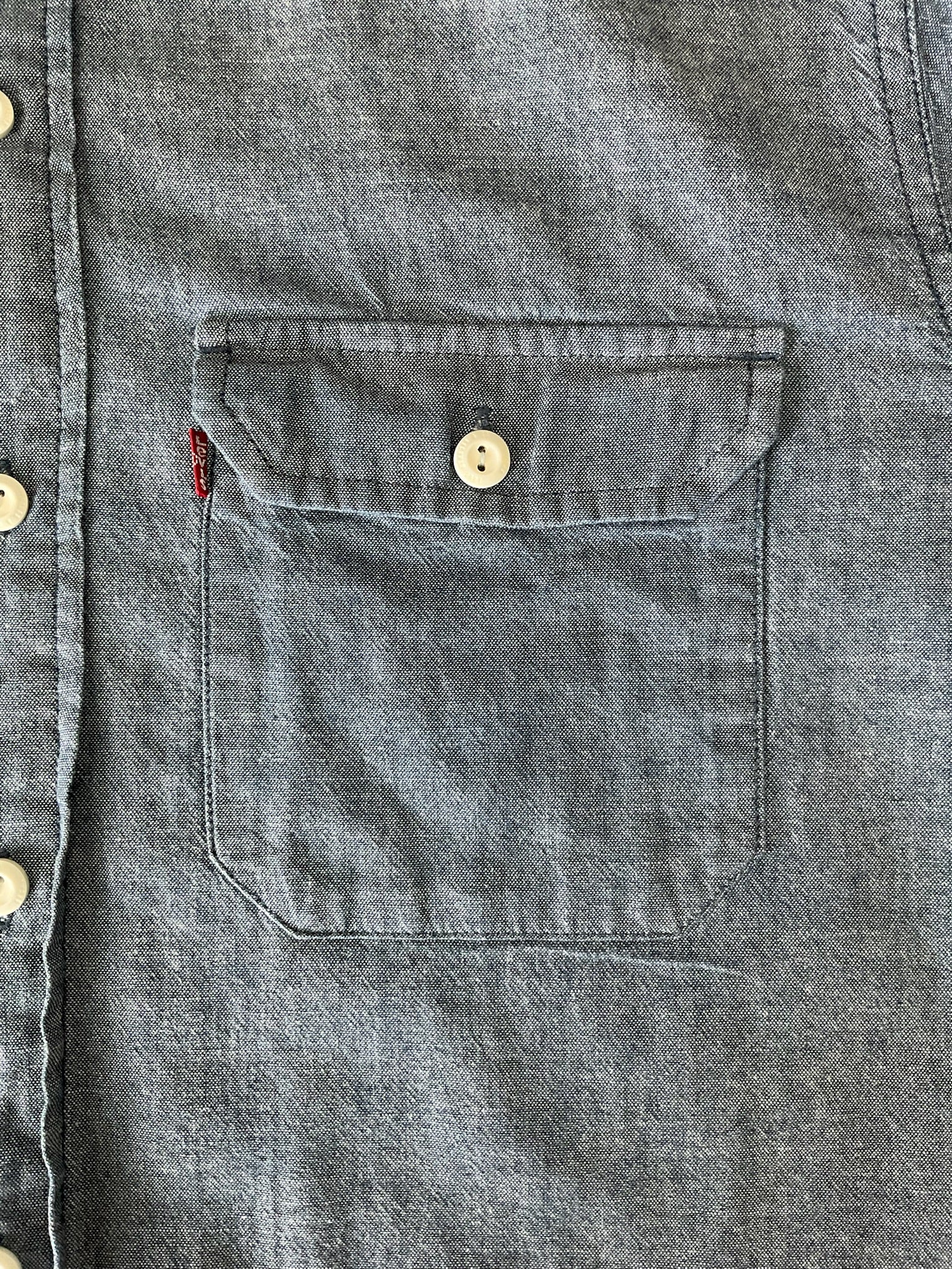 Levi's Men's Classic Worker Denim Button Up Shirt. Large