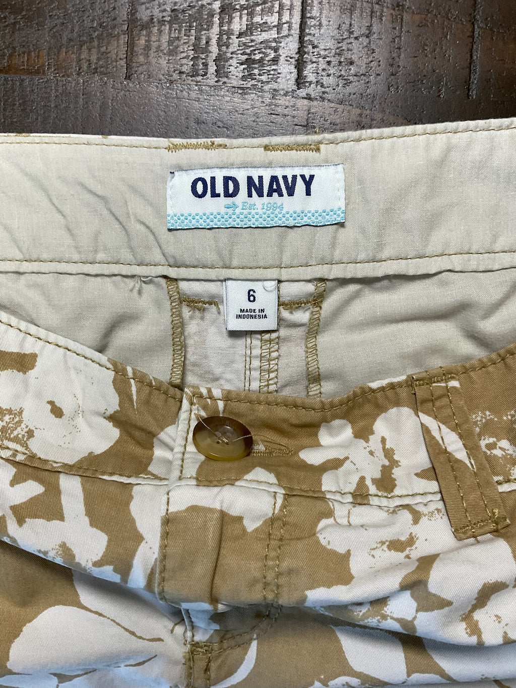 Old Navy Women's Everyday Shorts Size 6   - Tan with Cream Flowers