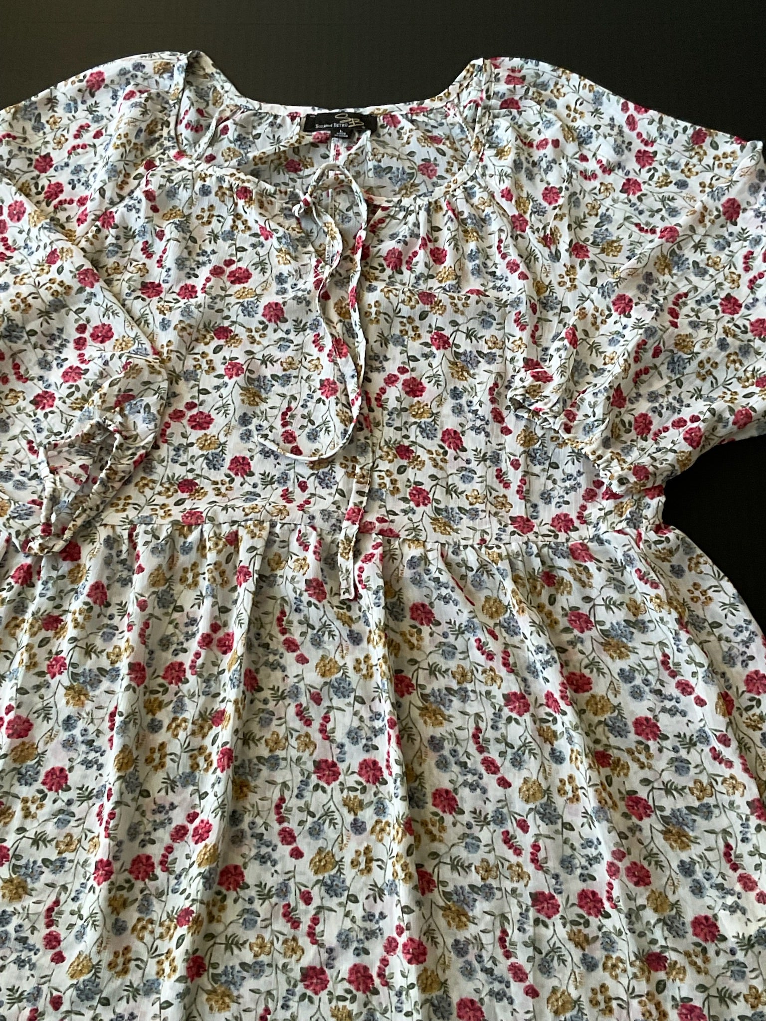 Suzanne Betro Women's 3/4 sleeve blouse in ivory with flower print. Size large 