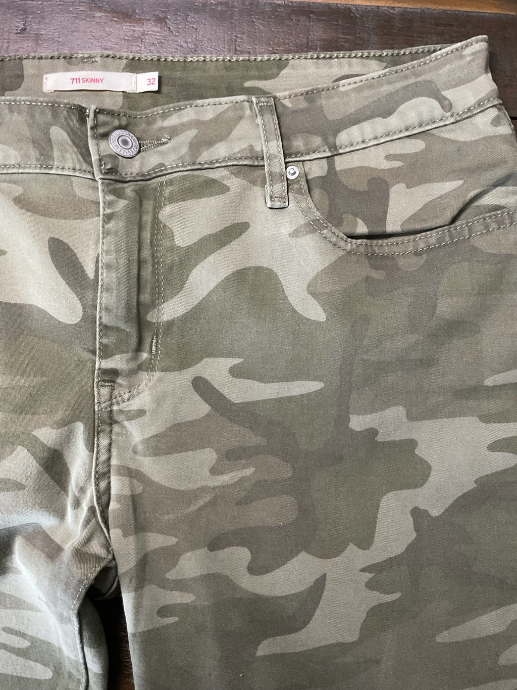 Levi’s 711 Skinny camo jeans in olive green stretch denim. Size 32