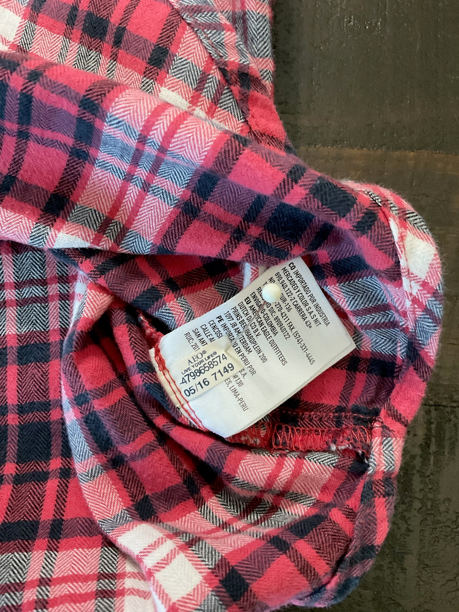 American Eagle Women's  Long Sleeve Button Up Flannel  Red  Black Plaid.  Medium