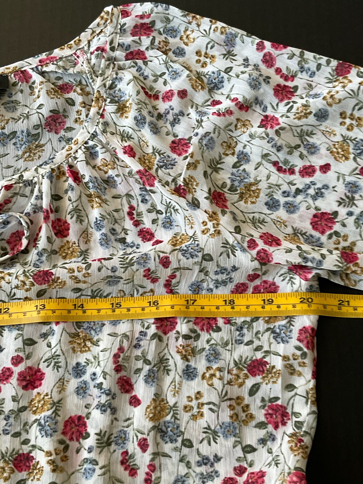 Suzanne Betro Women's 3/4 sleeve blouse in ivory with flower print. Size large 