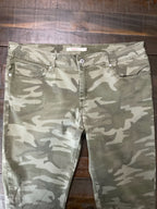 Levi’s 711 Skinny camo jeans in olive green stretch denim. Size 32