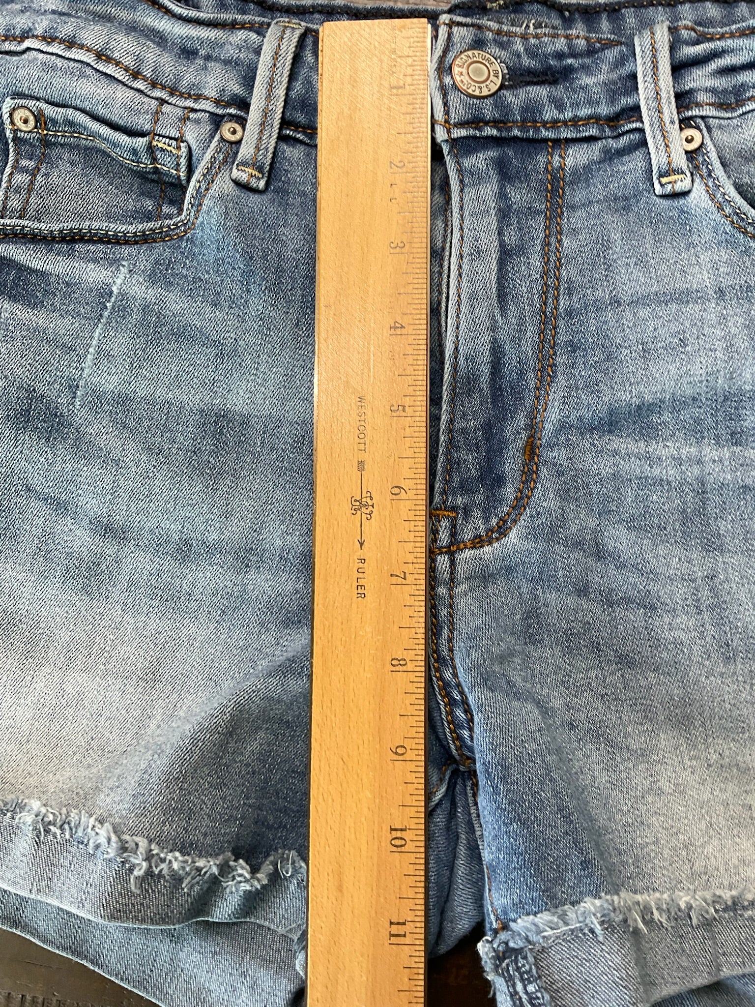 Signature by Levi Strauss & Co. Women's High-Rise Denim Shorts. Size 4