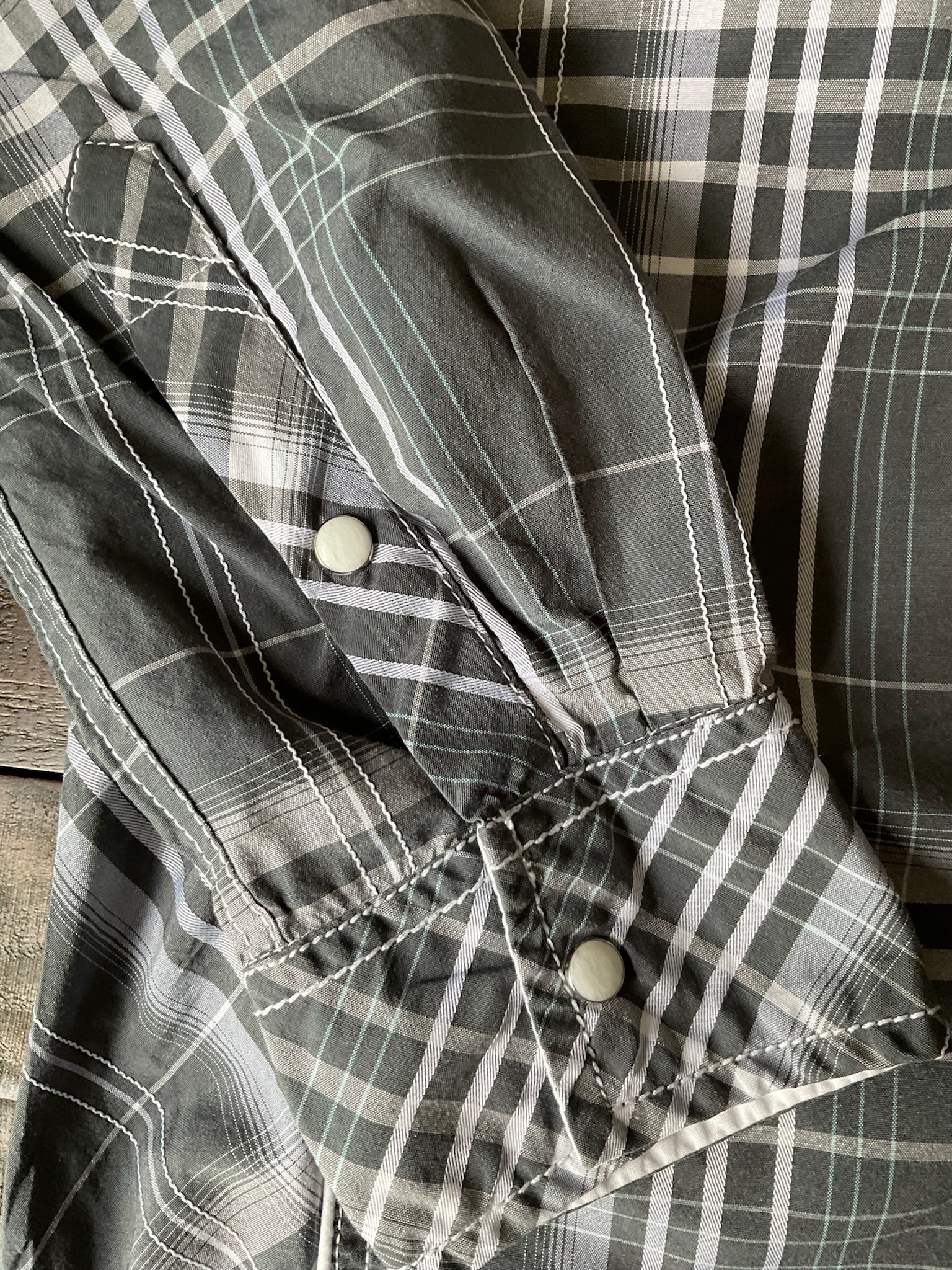 BKE Men's Plaid and Stripe Western Pearl Snap Long Sleeve Shirt. Size Large