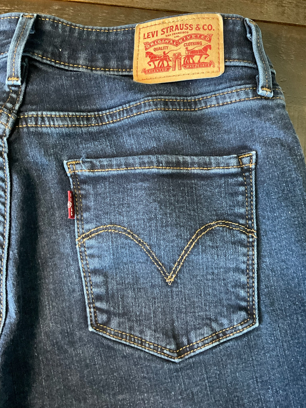 Levi's Women's Classic Mid-Rise Skinny Jeans - Deep Indigo Dark Wash - Size 8M