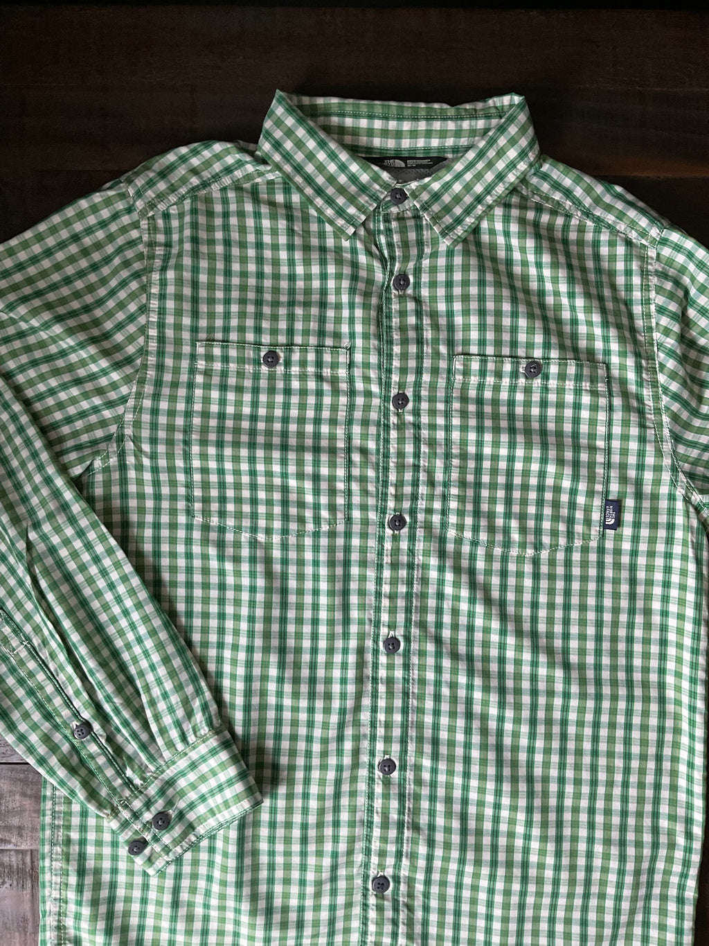 The North Face men's button-up long sleeve shirt Green Plaid. Size Medium