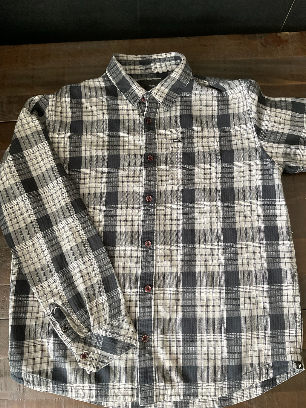 Hurley Men's Plaid Flannel Button Up Shirt.  Medium 