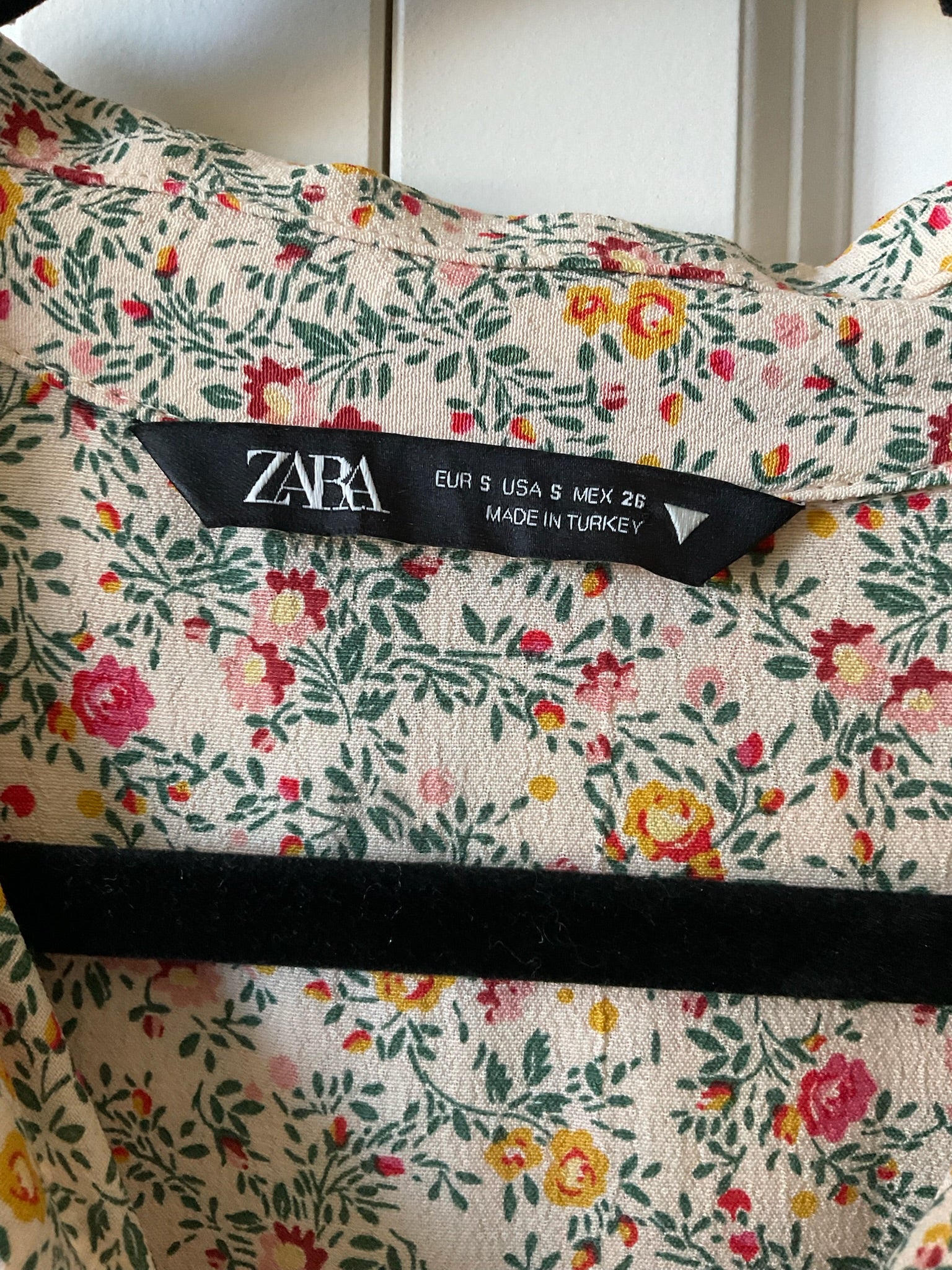 Zara Women's Long Maxi Dress Flowered Print Short Sleeve V-Neck. Size Small