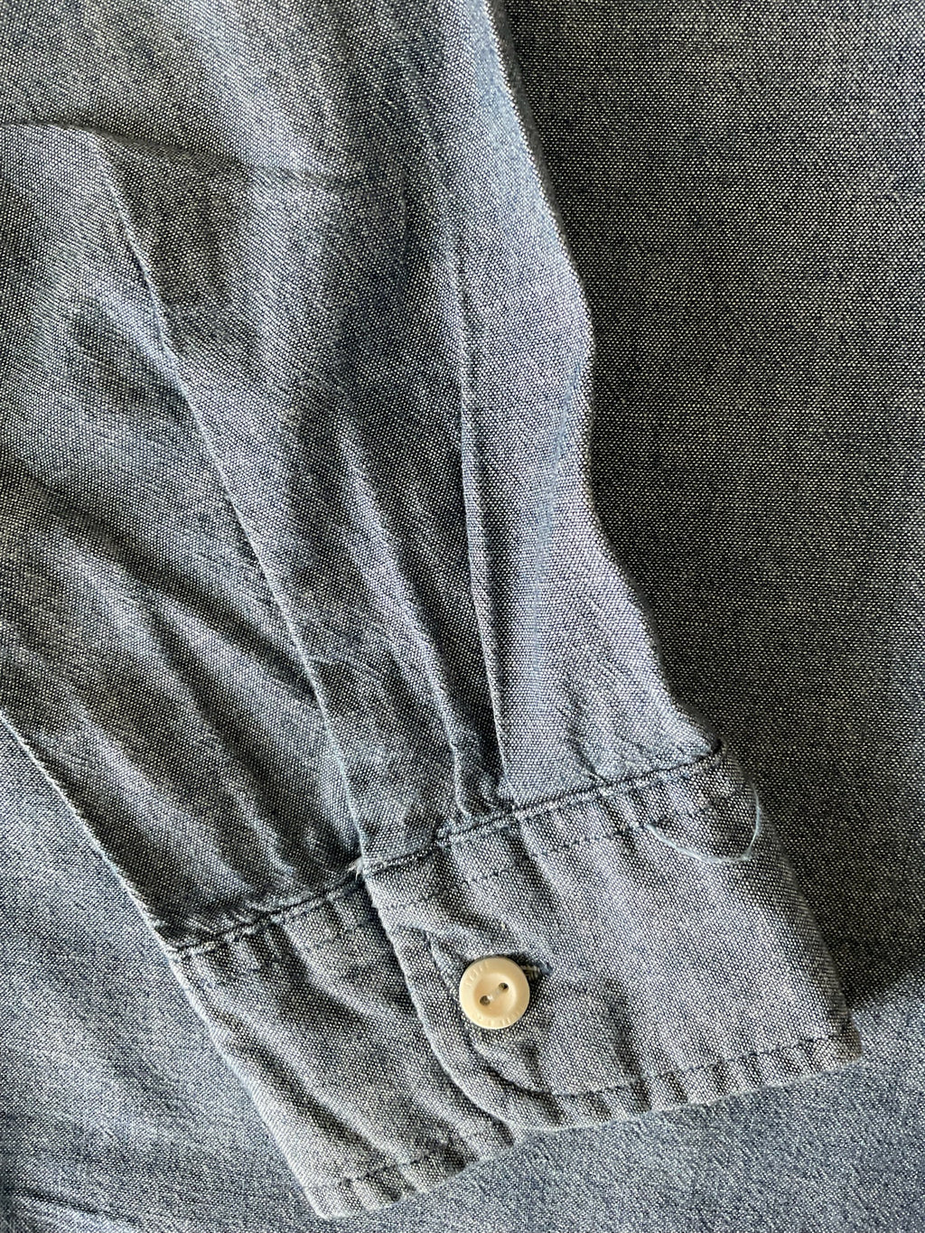 Levi's Men's Classic Worker Denim Button Up Shirt. Large