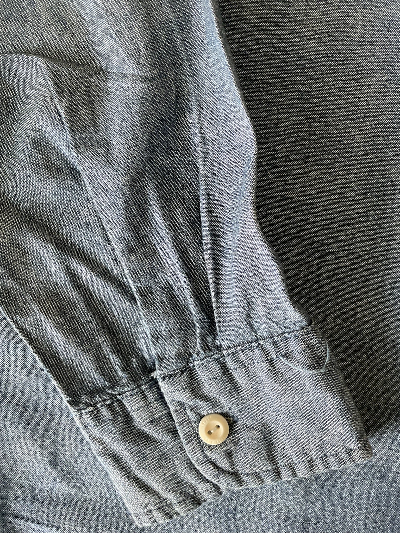 Levi's Men's Classic Worker Denim Button Up Shirt. Large