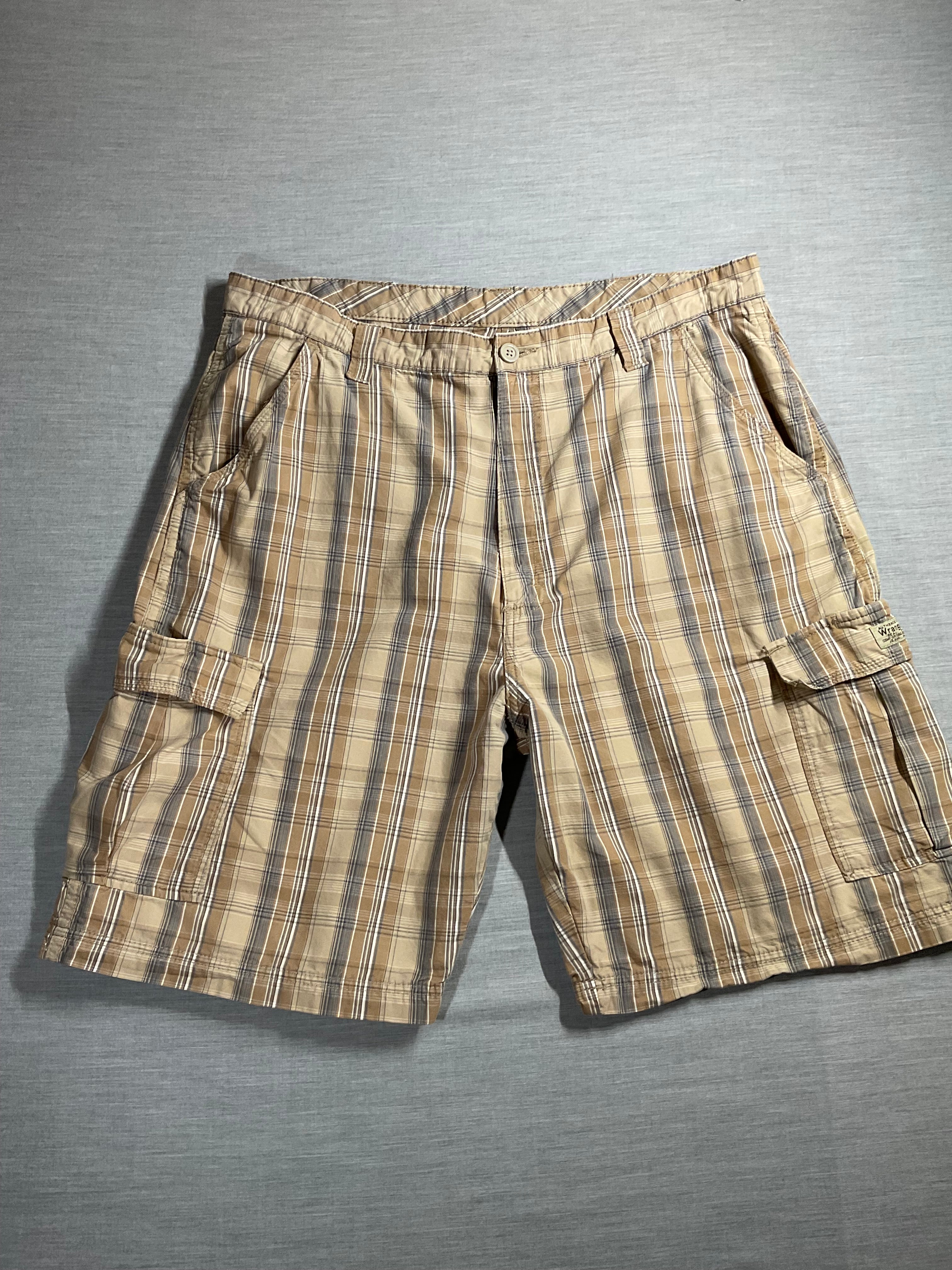 Wrangler Men's Shorts Brown Gray, White & Tan Plaid.