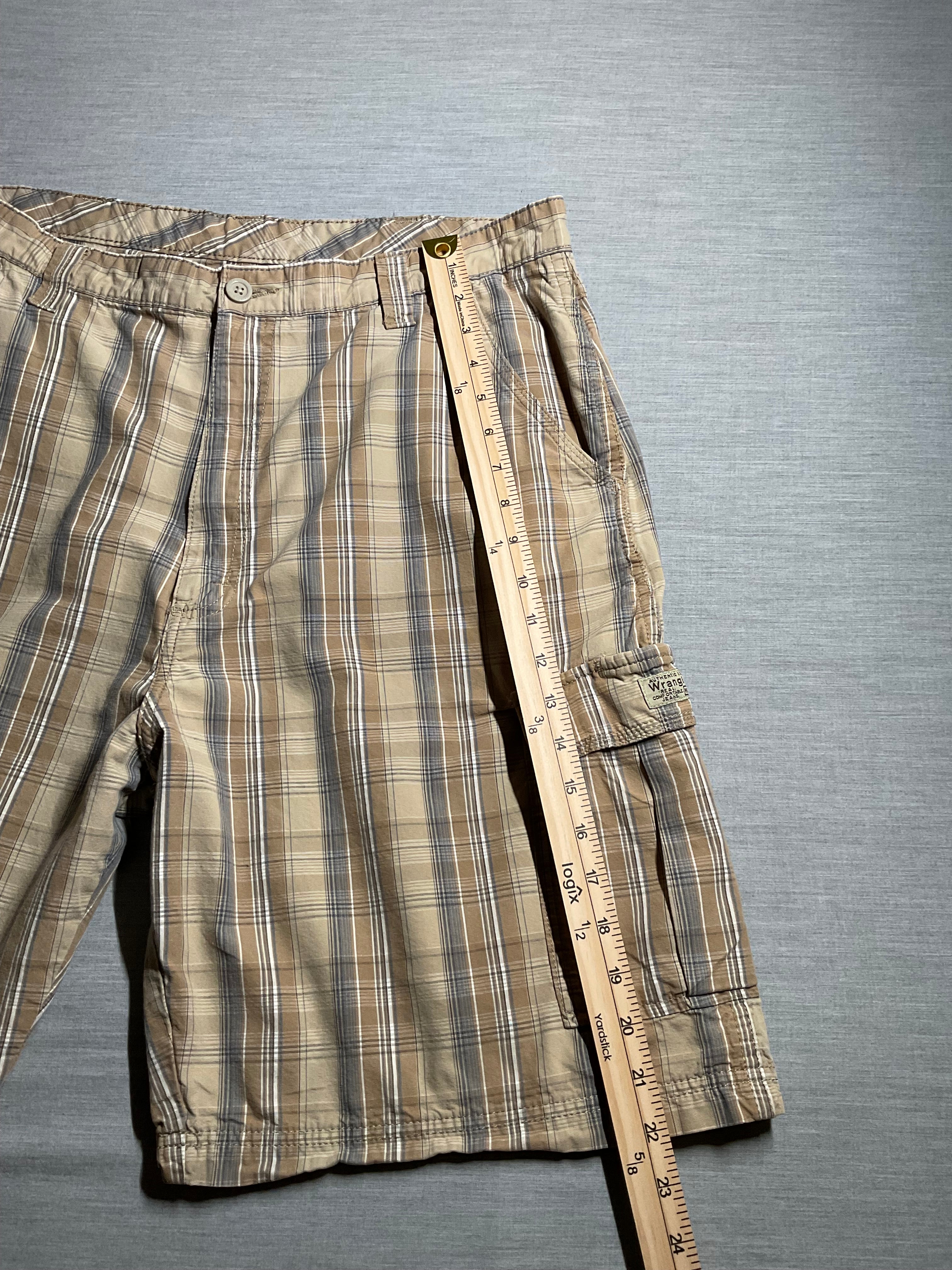 Wrangler Men's Shorts Brown Gray, White & Tan Plaid.