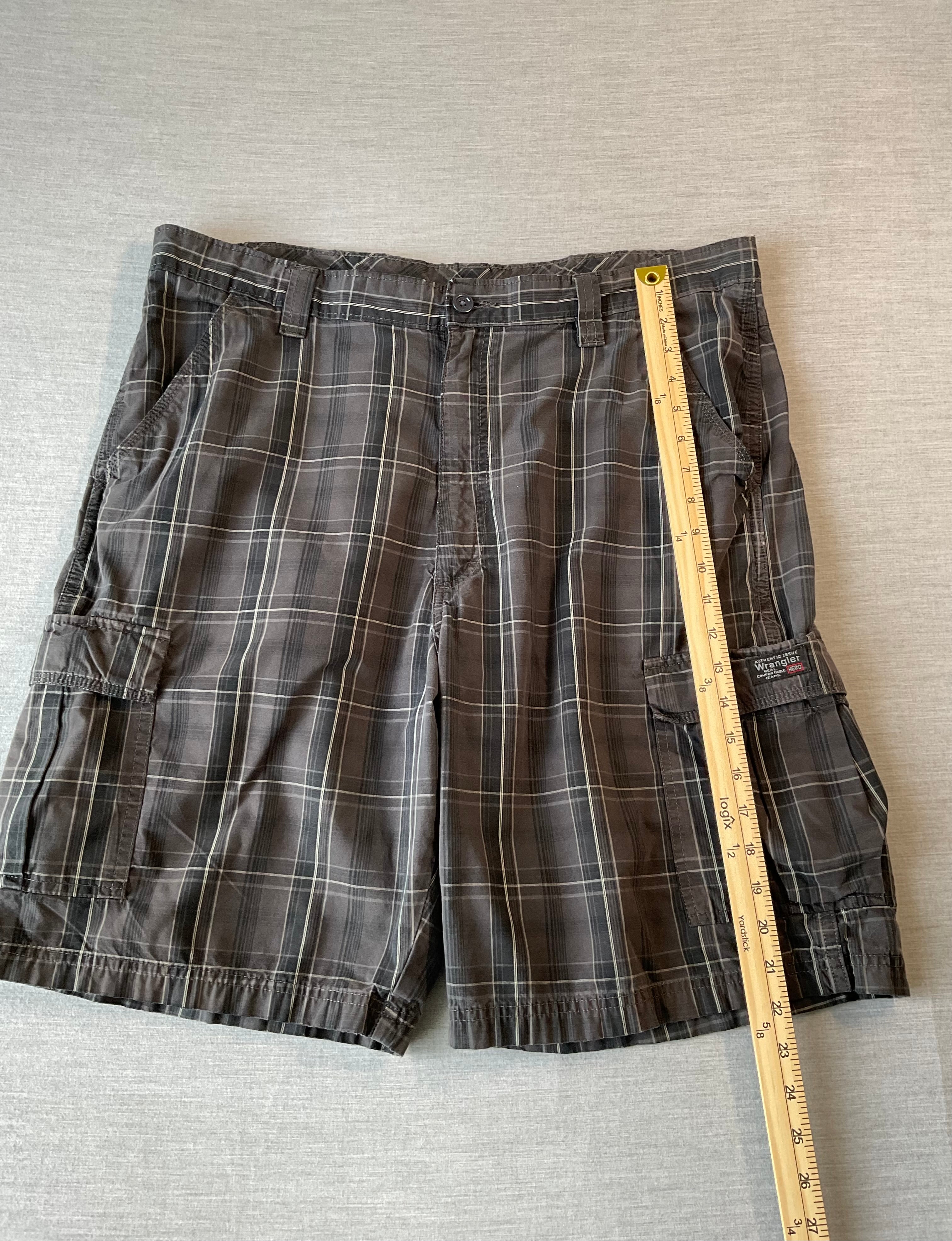 Wrangler Men's Shorts Dark Gray and Black Plaid Size 38
