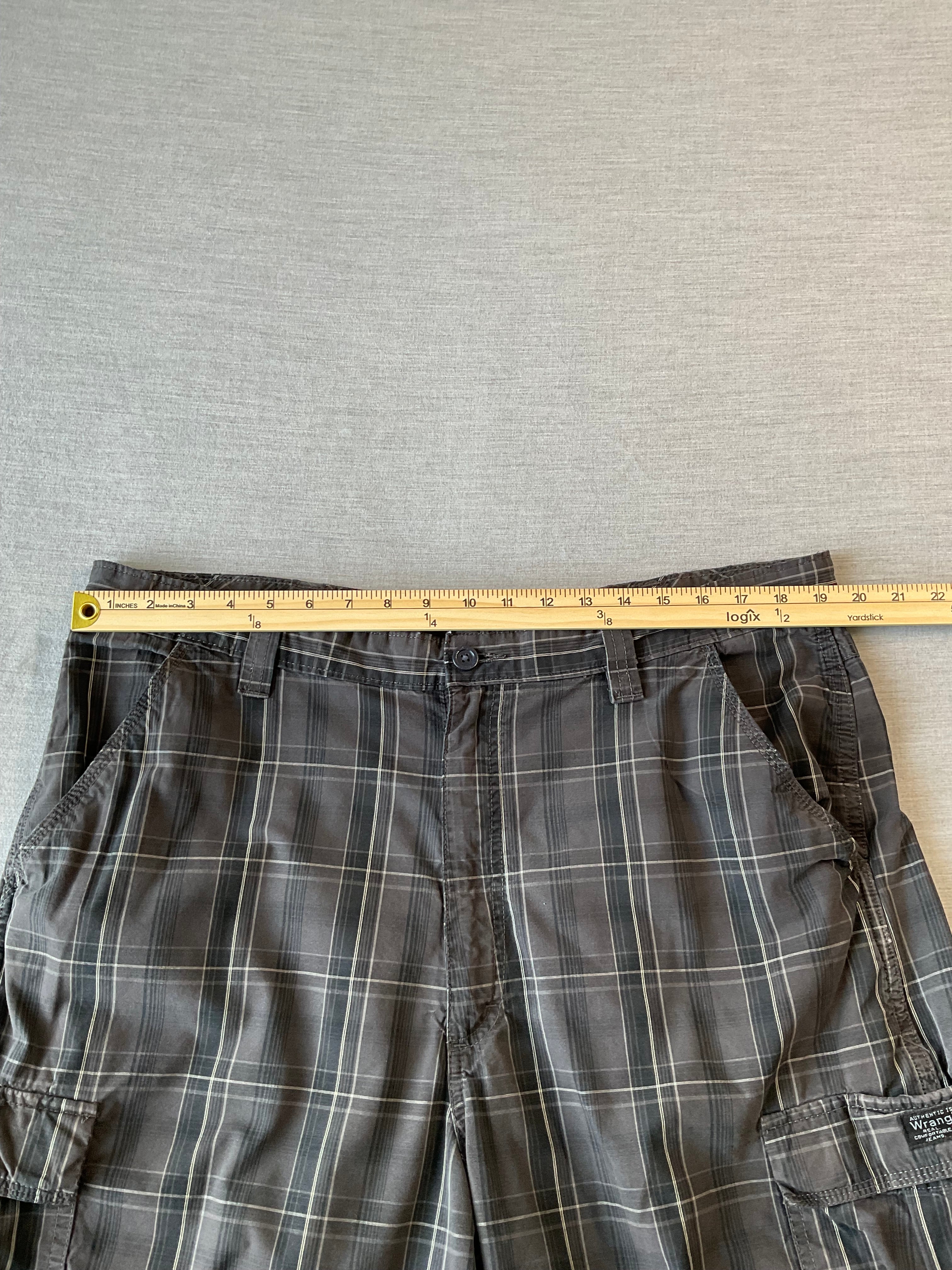 Wrangler Men's Shorts Dark Gray and Black Plaid Size 38
