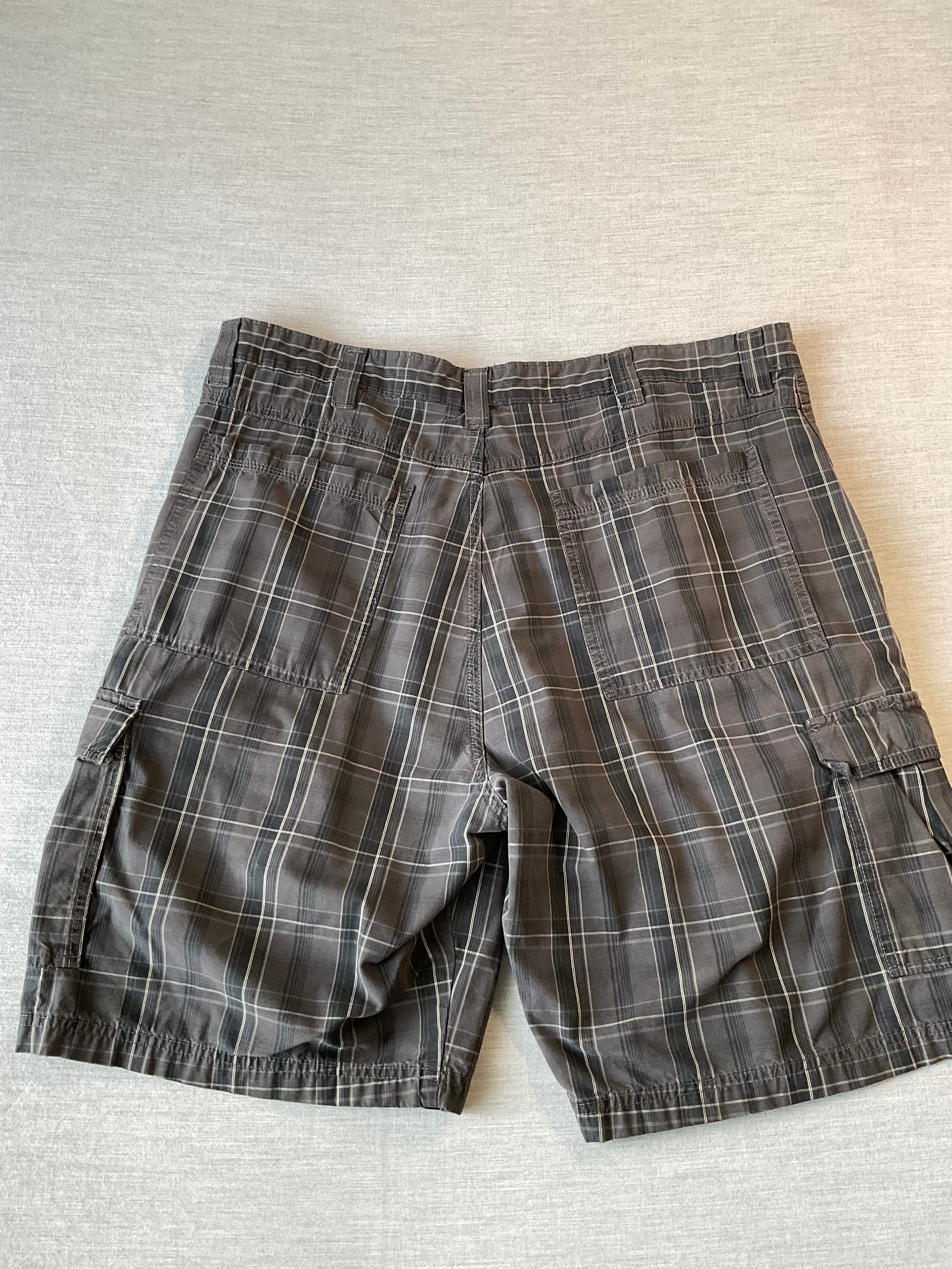 Wrangler Men's Shorts Dark Gray and Black Plaid Size 38