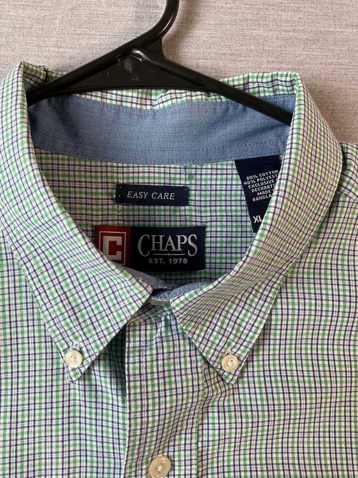 Chaps Men's Short Sleeve Button Up Green, White, Gray Plaid Shirt.