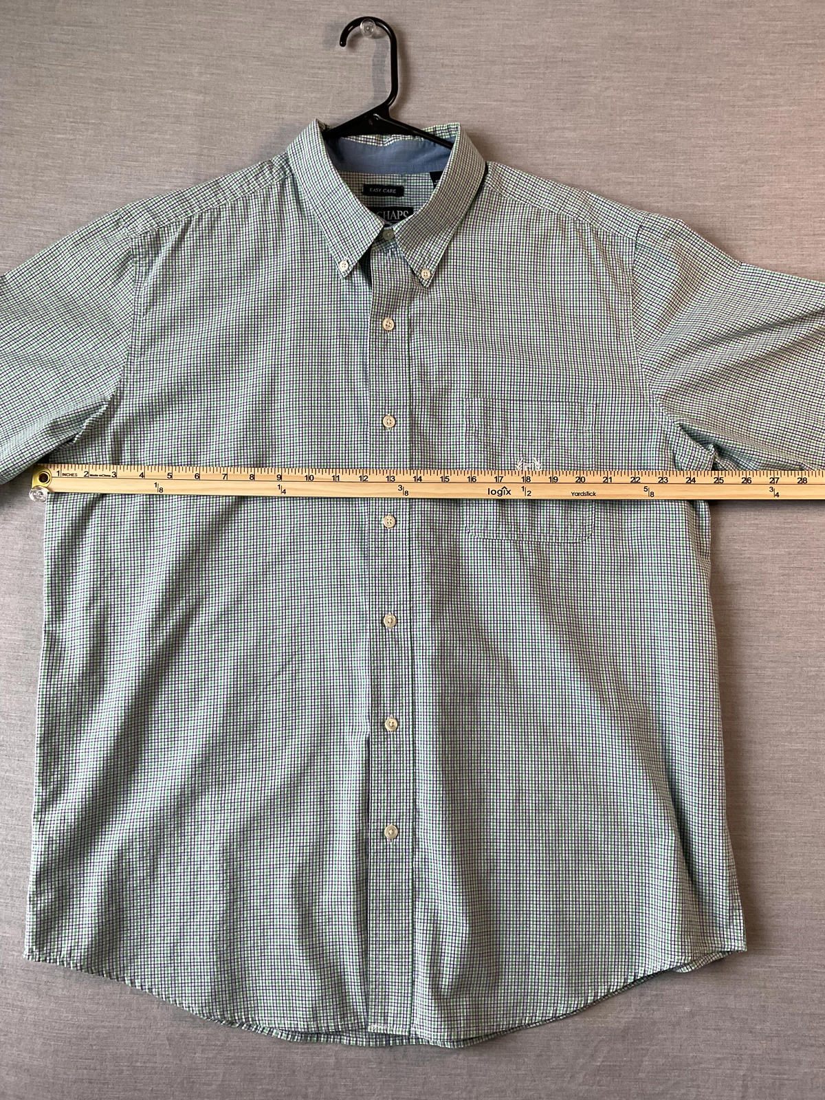 Chaps Men's Short Sleeve Button Up Green, White, Gray Plaid Shirt.