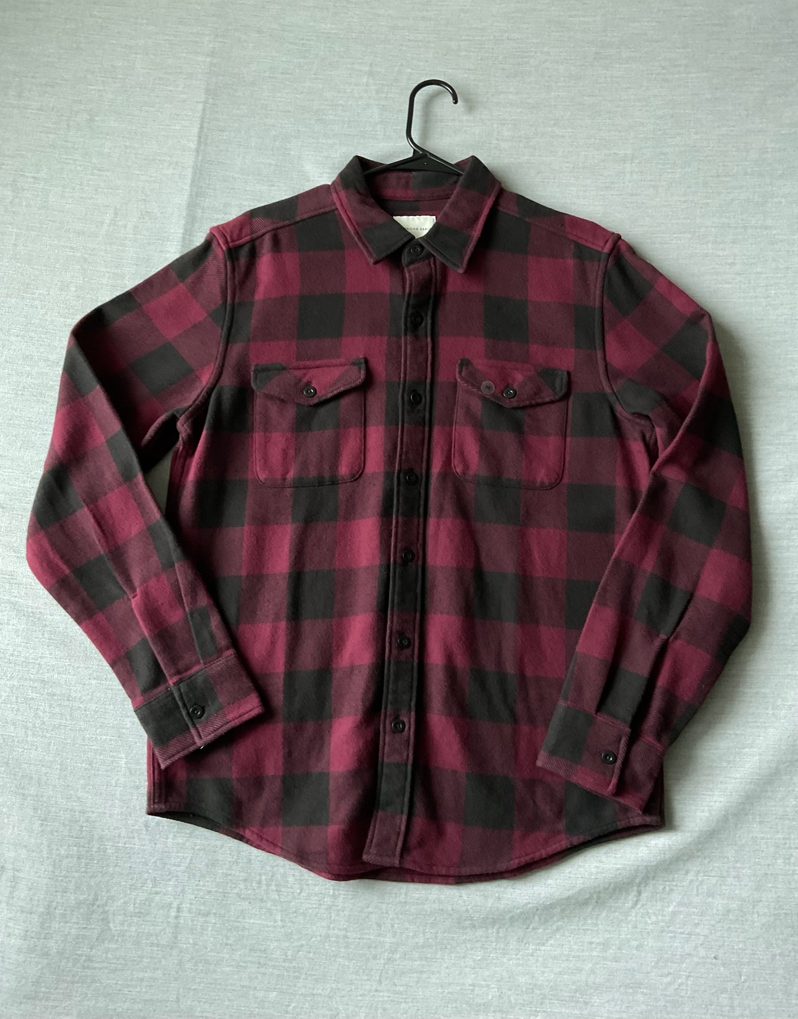 American Eagle Men's Long Sleeve Button Up Flannel Shirt Red, Black Plaid.