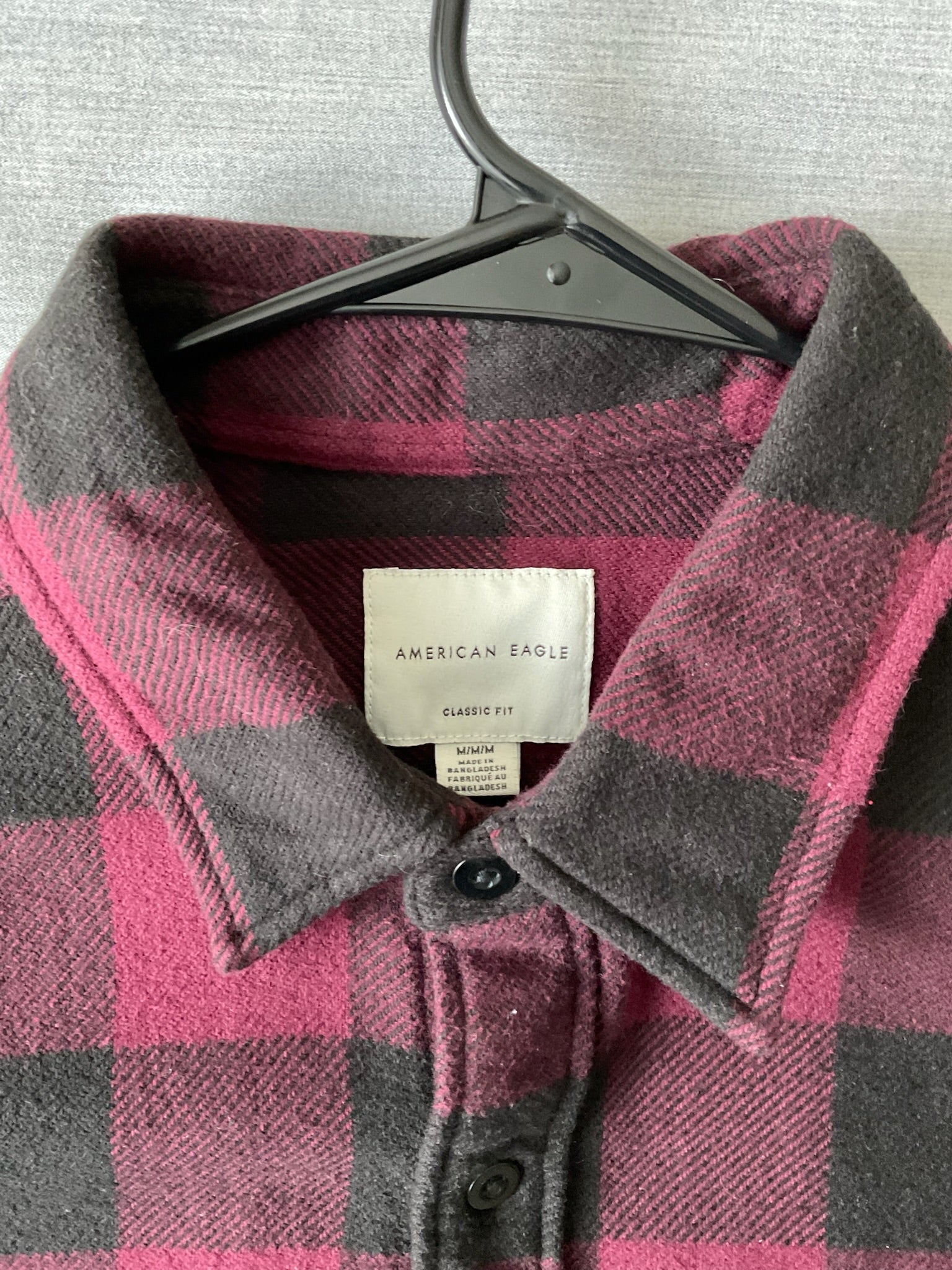 American Eagle Men's Long Sleeve Button Up Flannel Shirt Red, Black Plaid.