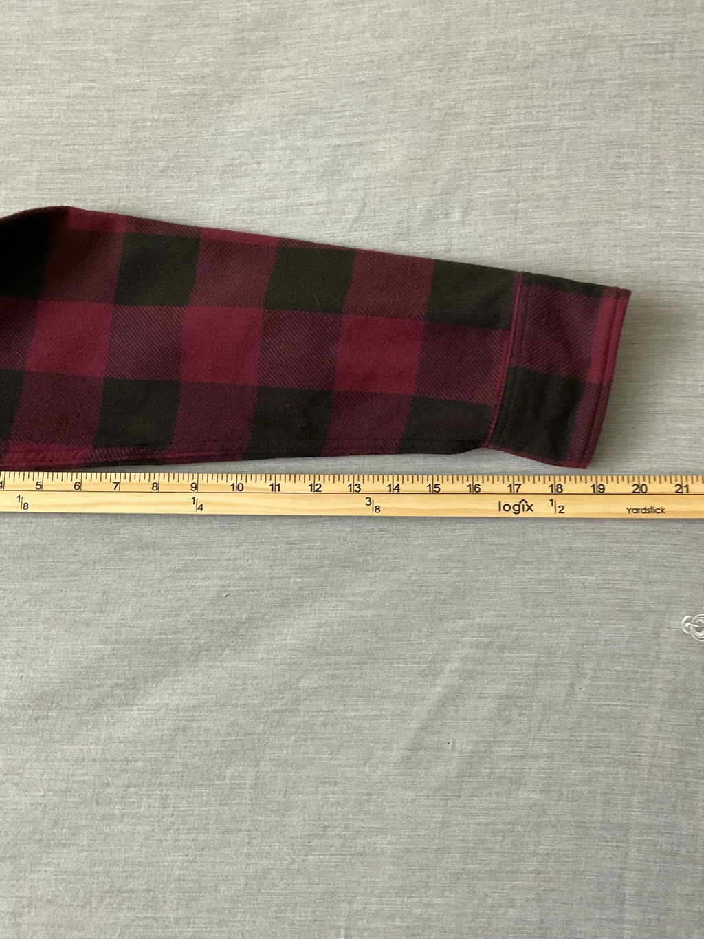 American Eagle Men's Long Sleeve Button Up Flannel Shirt Red, Black Plaid.