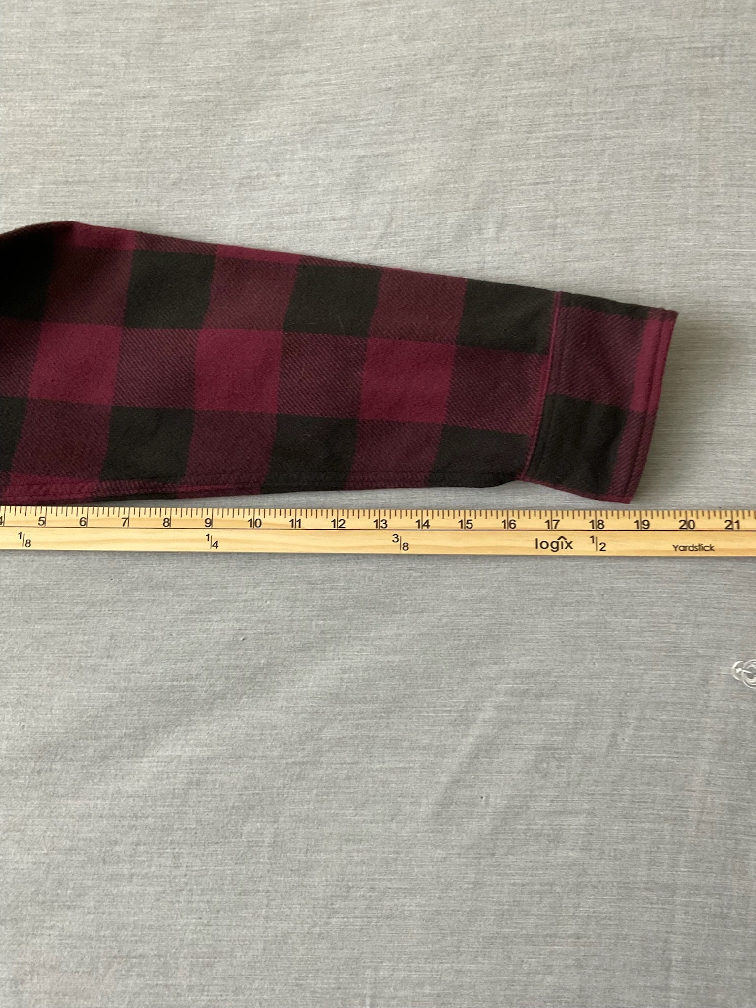 American Eagle Men's Long Sleeve Button Up Flannel Shirt Red, Black Plaid.