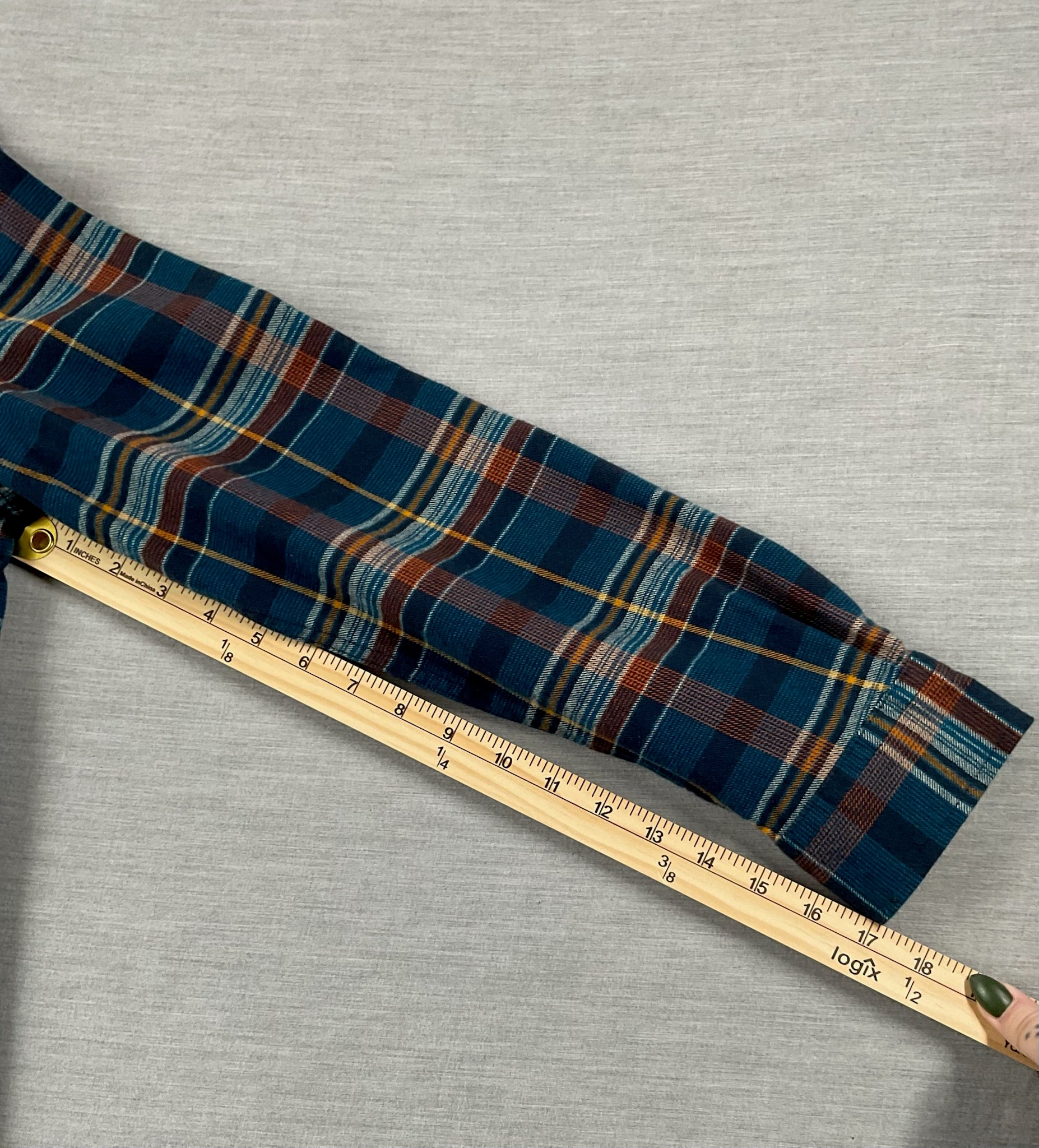Duluth Trading CO. Men's Long Sleeve Button Up Blue Plaid