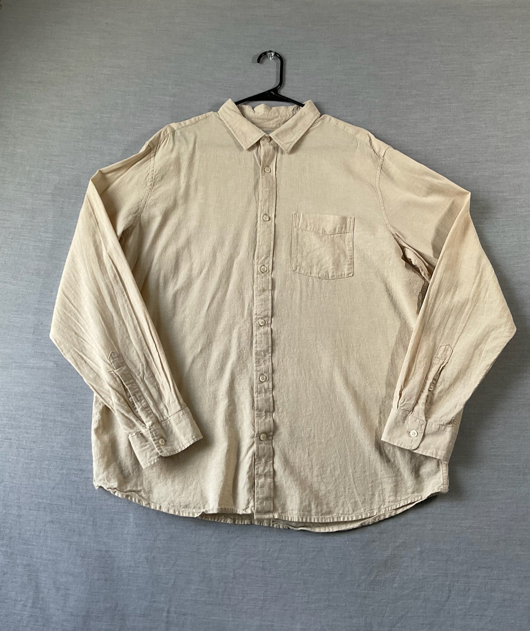 Gap  Men's Long Sleeve Button Up Shirt in Cream. X-Large