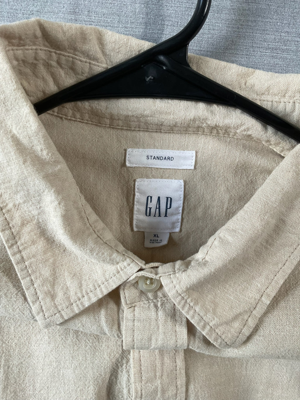 Gap  Men's Long Sleeve Button Up Shirt in Cream. X-Large