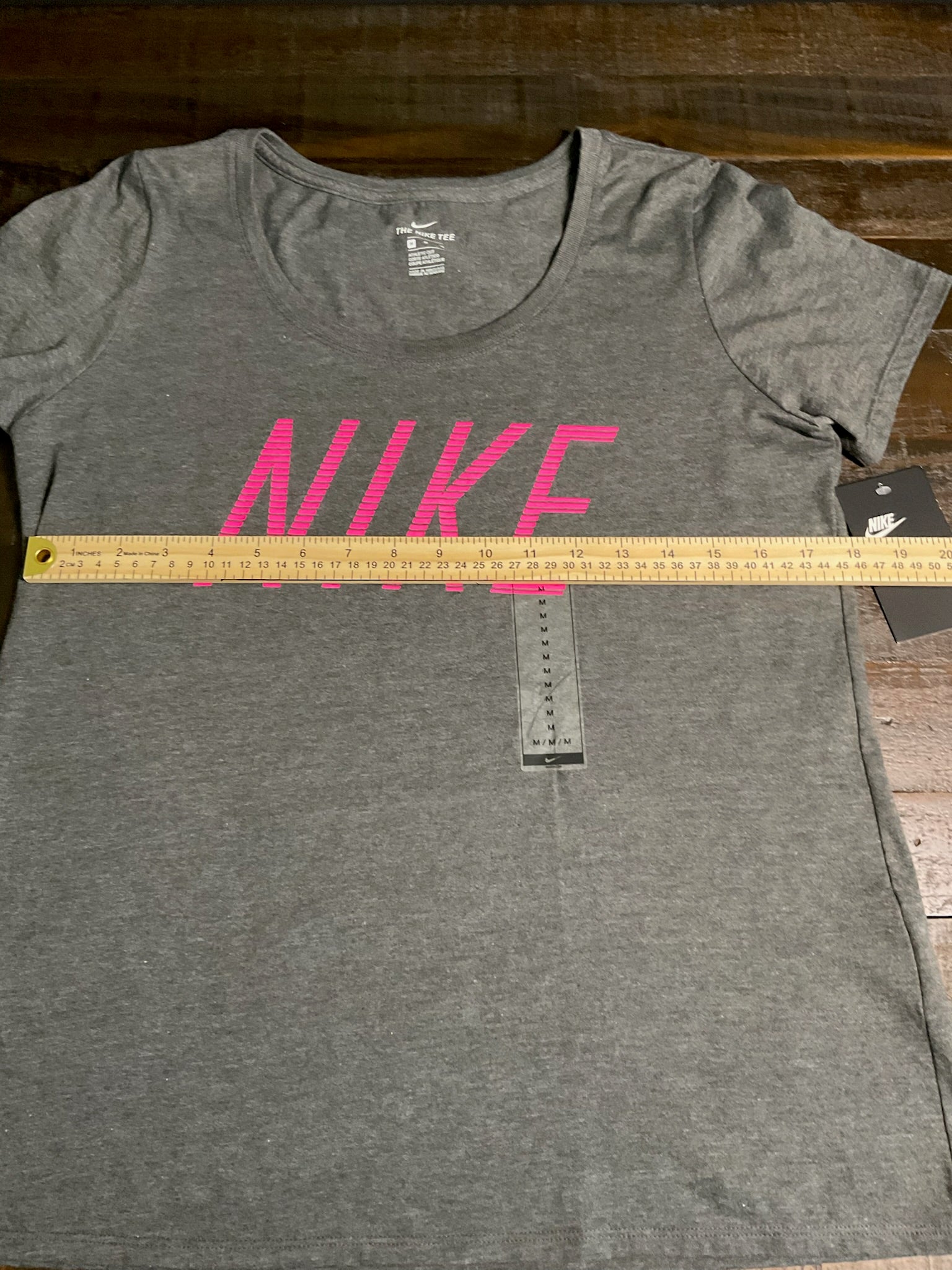 Nike Women's Short Sleeve T-Shirt Gray with Pink Swoosh. Size Medium (New with Tags)
