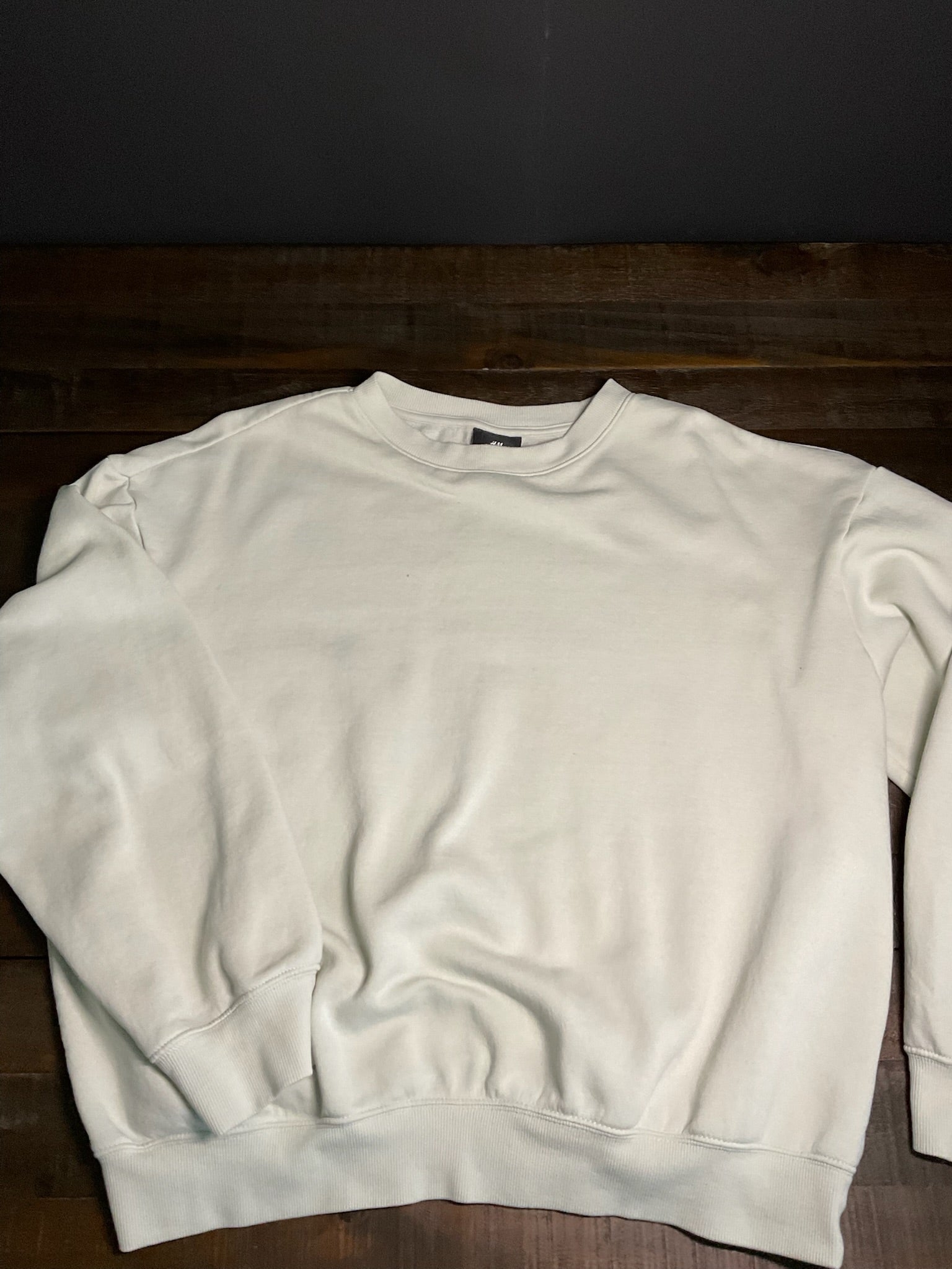 HM Women's Long Sleeve Crew Neck Sweatshirt In Light Green. Size Medium
