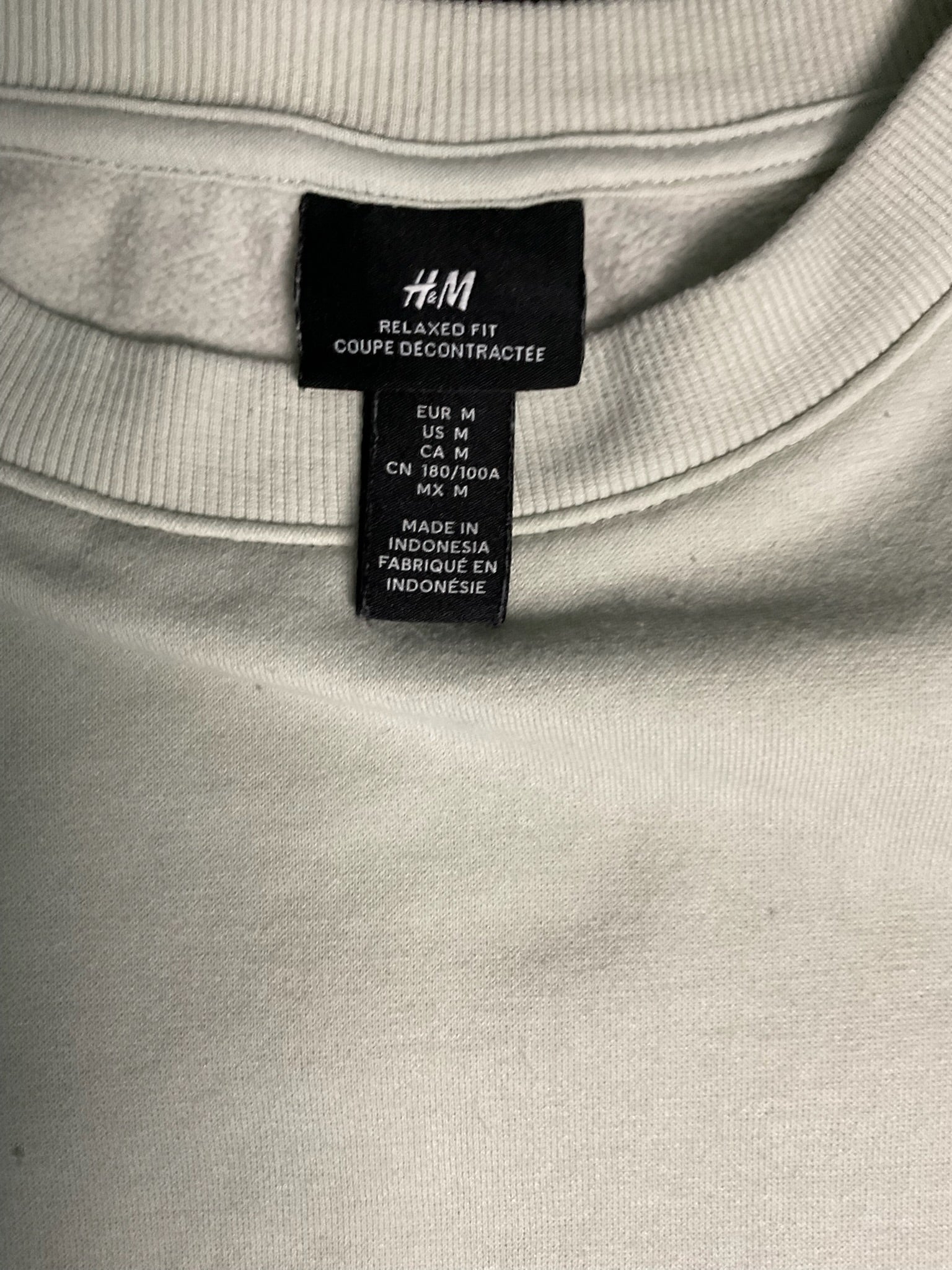 HM Women's Long Sleeve Crew Neck Sweatshirt In Light Green. Size Medium