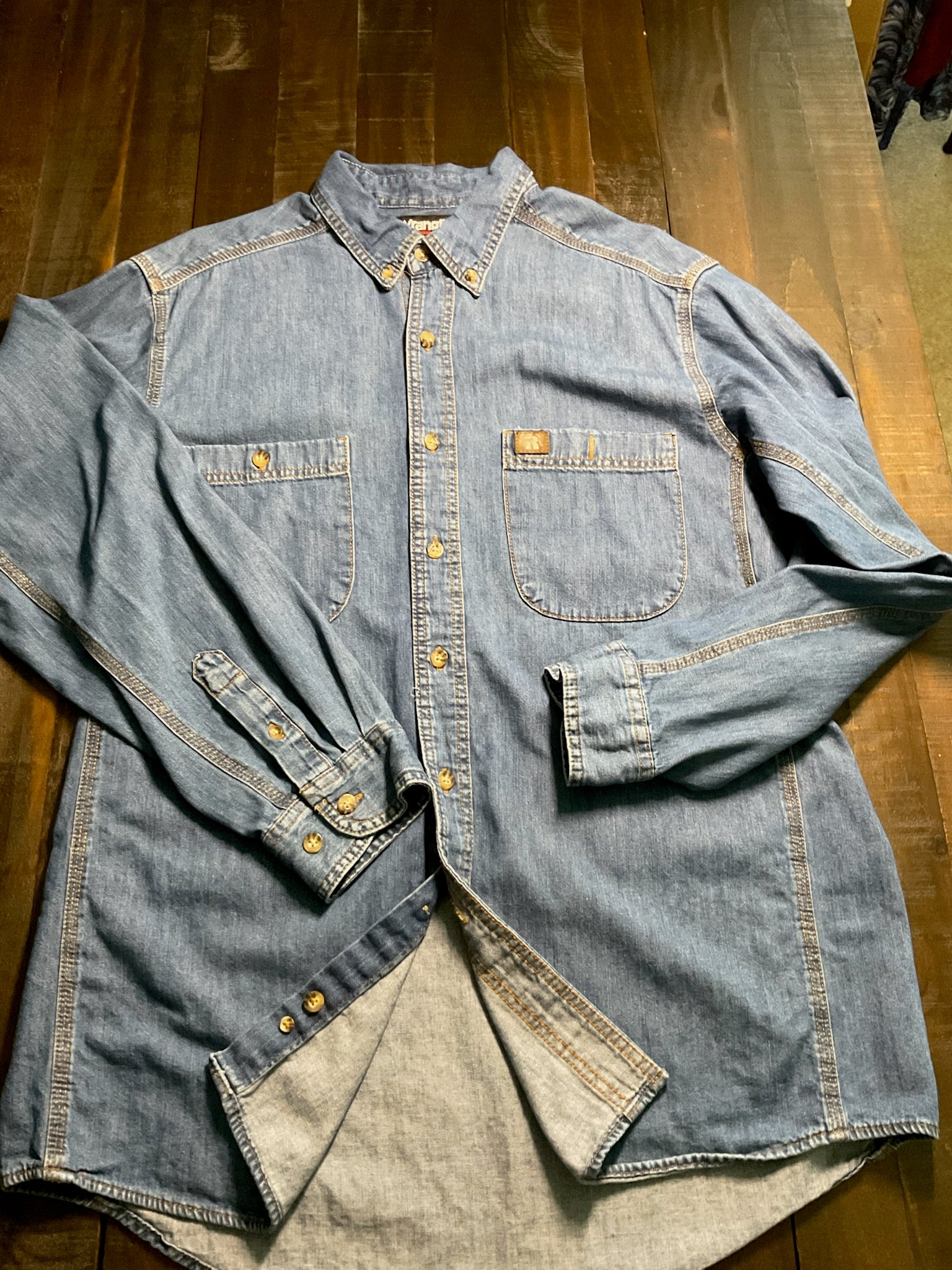 Wrangler Riggs Men's Long Sleeve Button Up Denim Shirt. Size Large