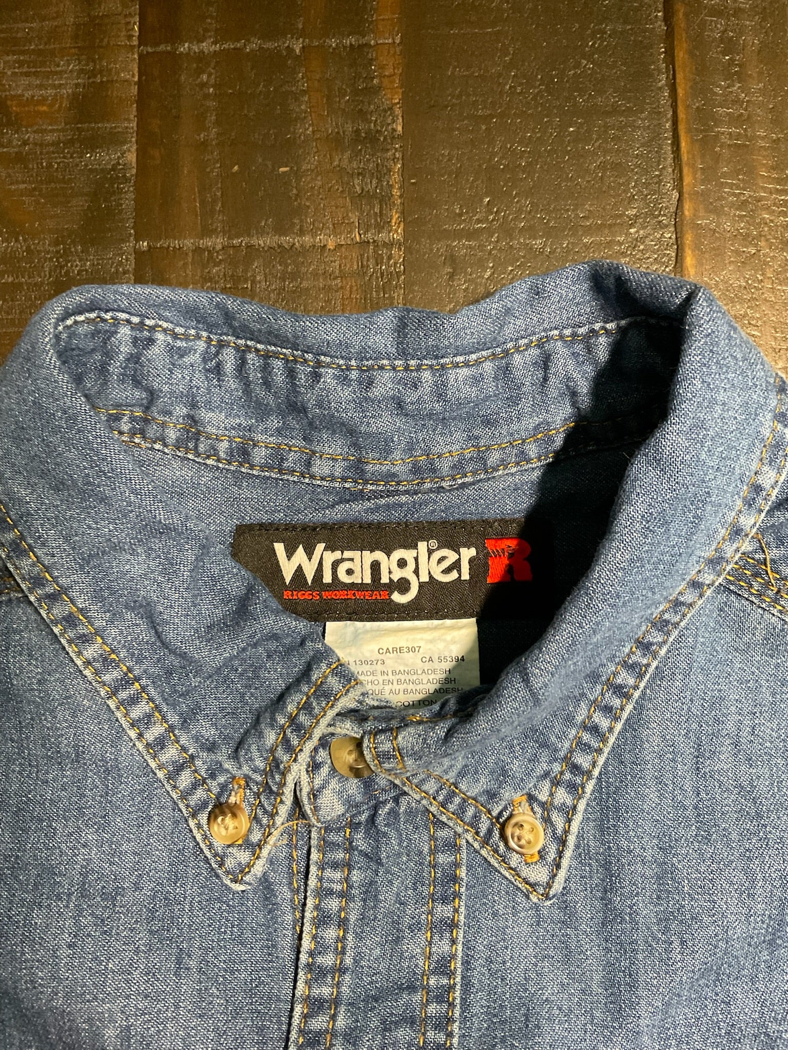 Wrangler Riggs Men's Long Sleeve Button Up Denim Shirt. Size Large
