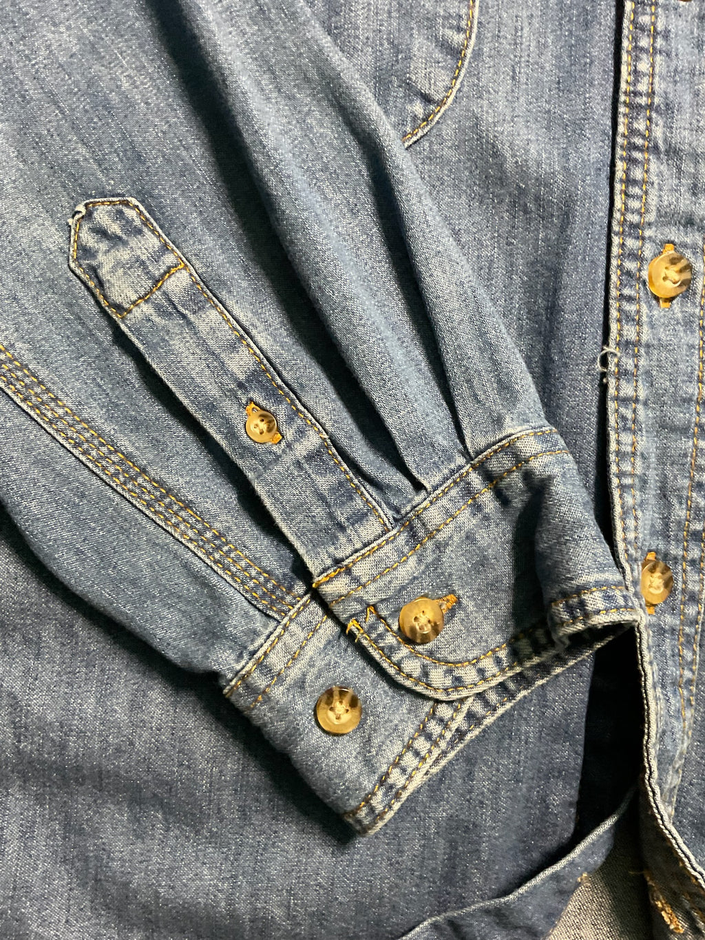 Wrangler Riggs Men's Long Sleeve Button Up Denim Shirt. Size Large
