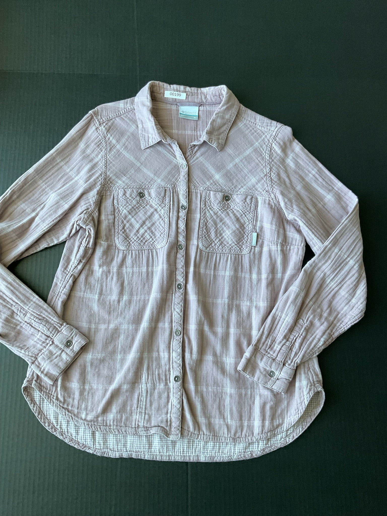 Columbia Women's Long Sleeve Button Up Mauve Shirt. Size X-Large