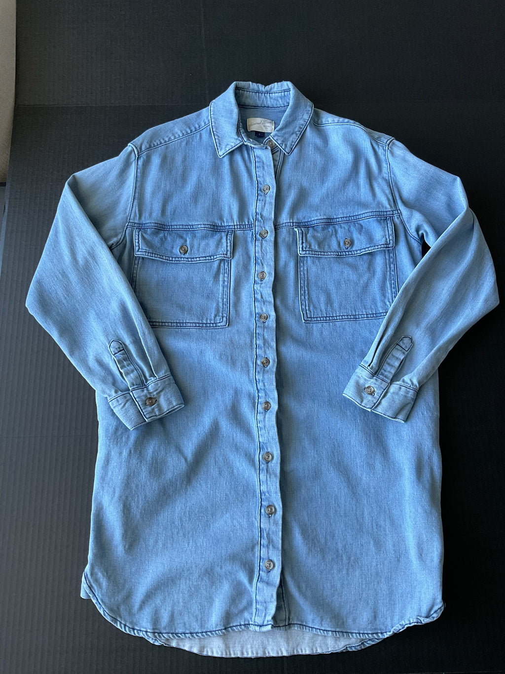Universal Threads Women's Long Sleeve Button Up  Long Denim Shacket. Size Small