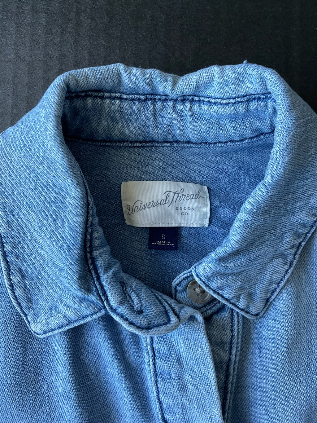 Universal Threads Women's Long Sleeve Button Up  Long Denim Shacket. Size Small