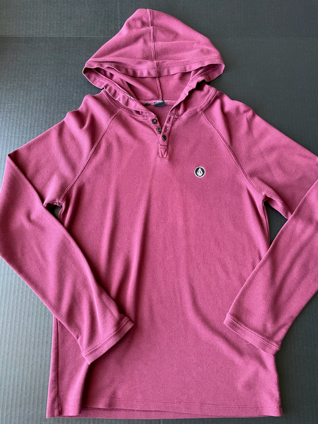 Volcom Men's Long Sleeve Crew 3 Button Shirt with Hood in Maroon. Size Medium